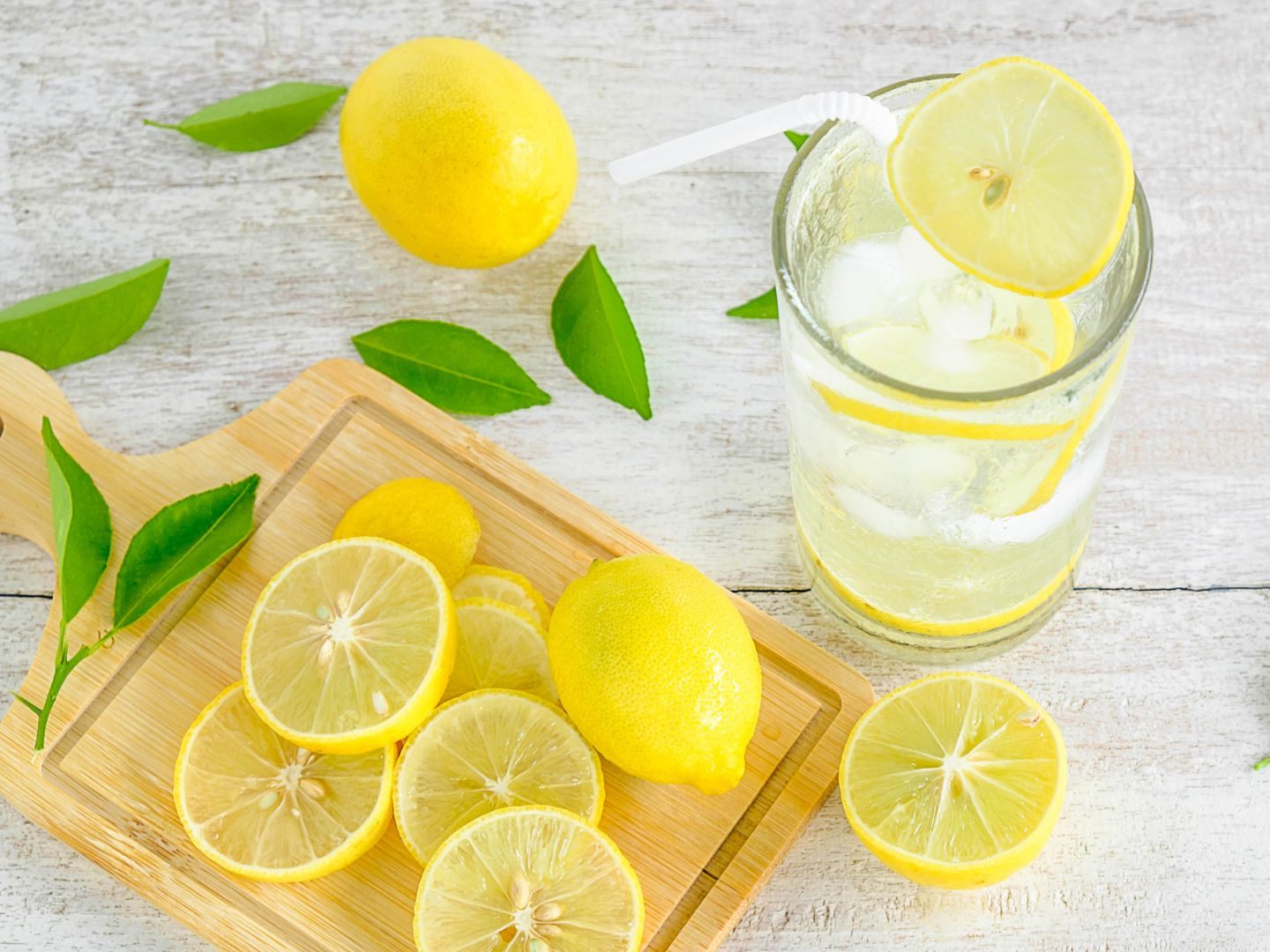 Zitrusfrüchte und viel Wasser helfen dabei, den Körper auf natürliche Weise zu entgiften.