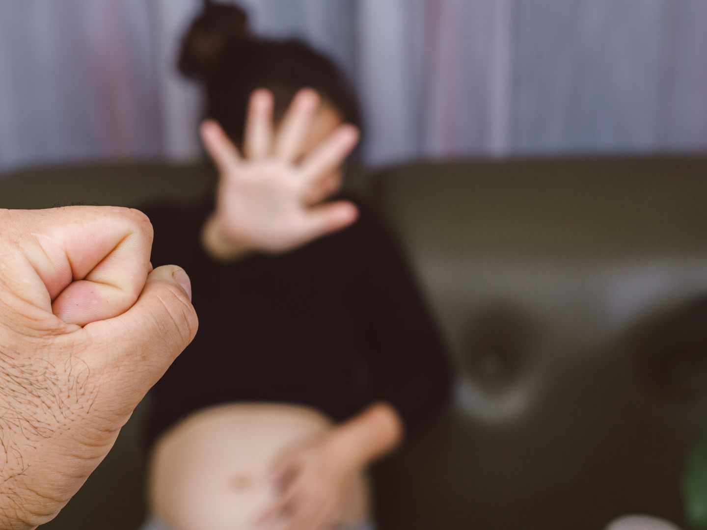 Der Mann soll der Schwangeren einen Kniestoß in den Bauch gegeben haben. Der Mann soll der Schwangeren einen Kniestoß in den Bauch gegeben haben.