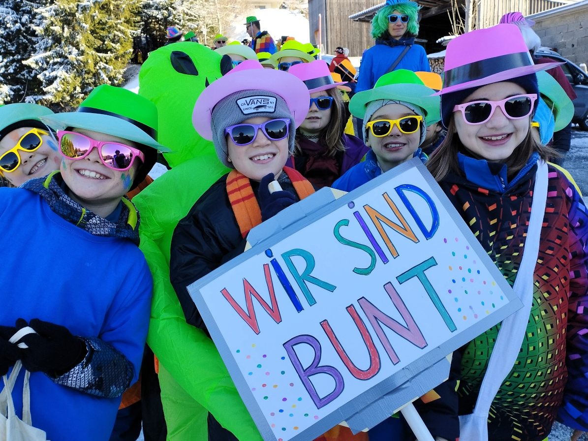 Viele bunte Kindergarten- und Volksschulkinder waren mit dabei.