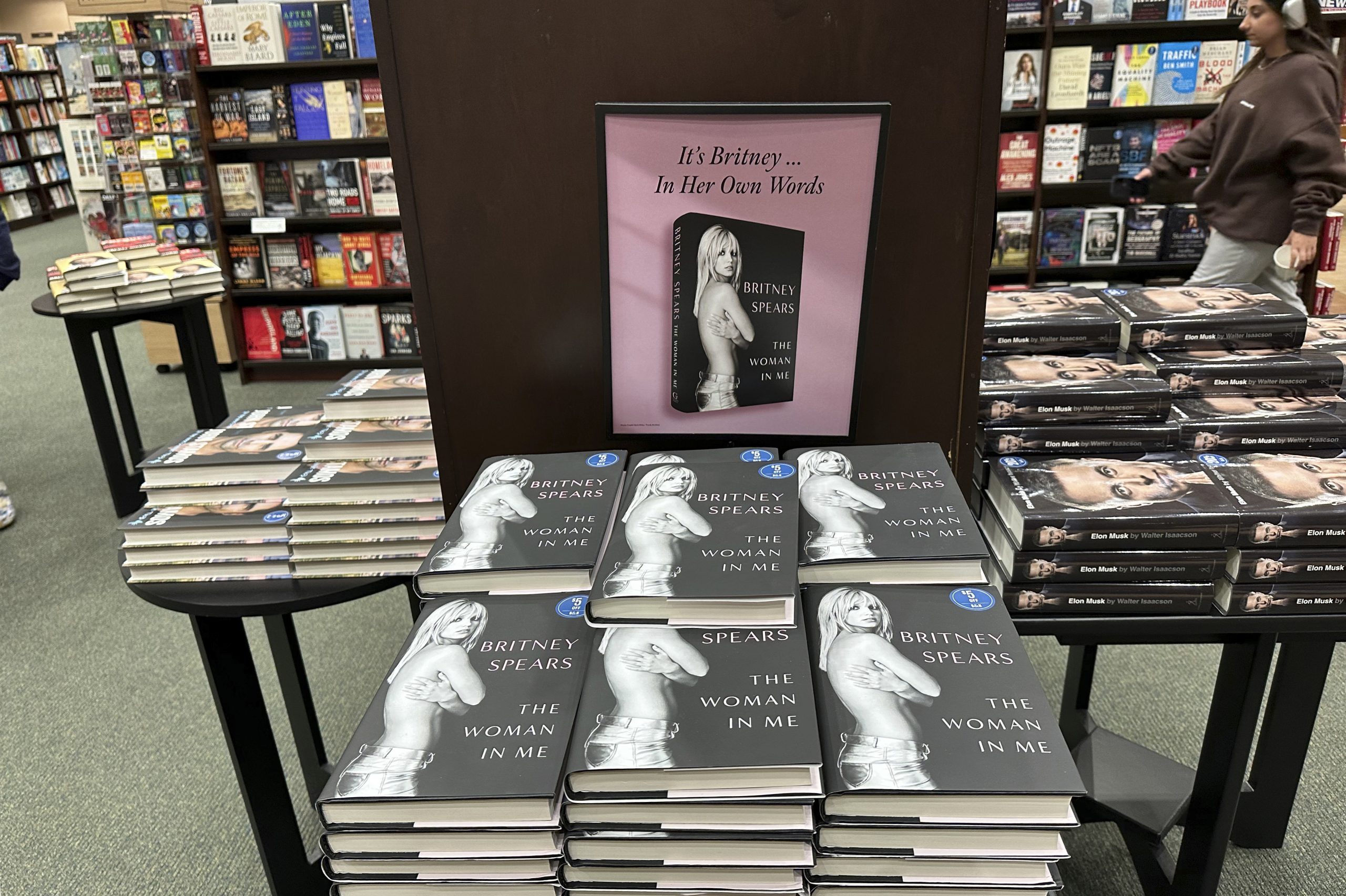 Britney Spears Memoiren "The Woman in Me" im Buchladen Barnes & Noble in Clifton, N.J. Britney Spears Memoiren "The Woman in Me" im Buchladen Barnes & Noble in Clifton, N.J.