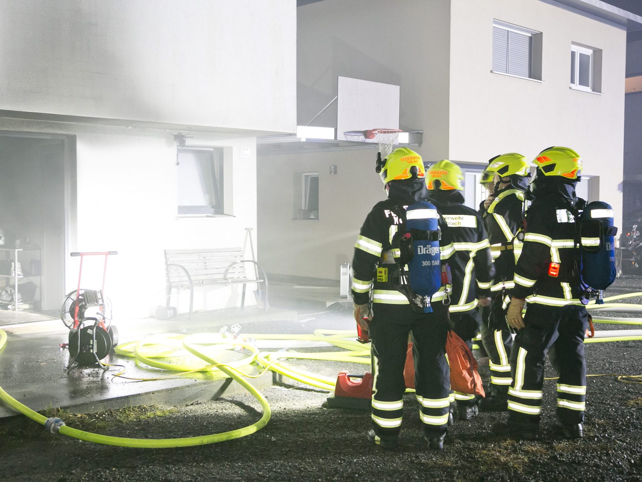 Die Feuerwehr hatte das Feuer rasch gelöscht, aber die starke Rauchentwicklung erschwerte den Rettungseinsatz.