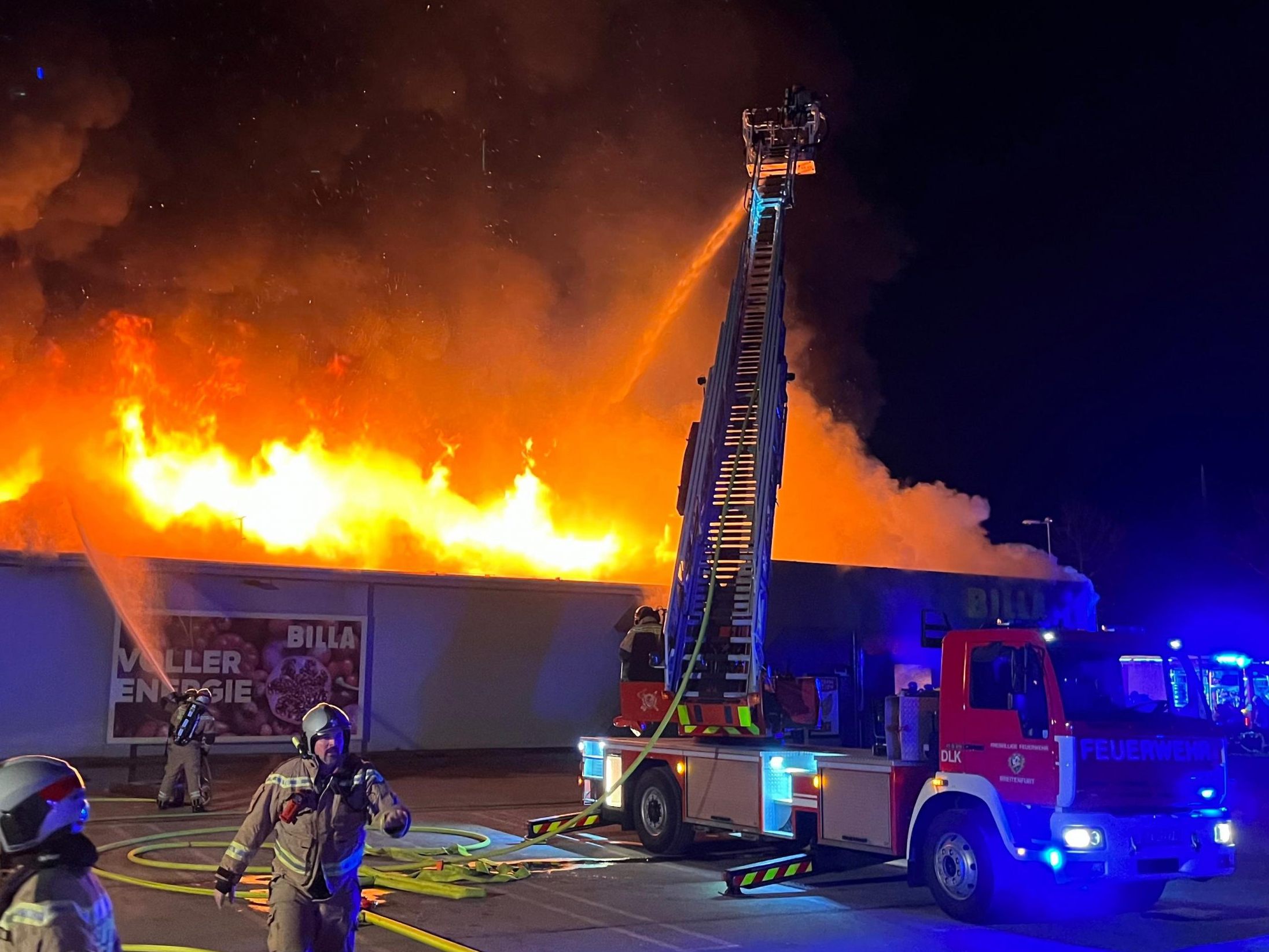 Ein Brand in einer Billa-Filiale in Breitenfurt bei Wien forderte die Feuerwehren. Ein Brand in einer Billa-Filiale in Breitenfurt bei Wien forderte die Feuerwehren.