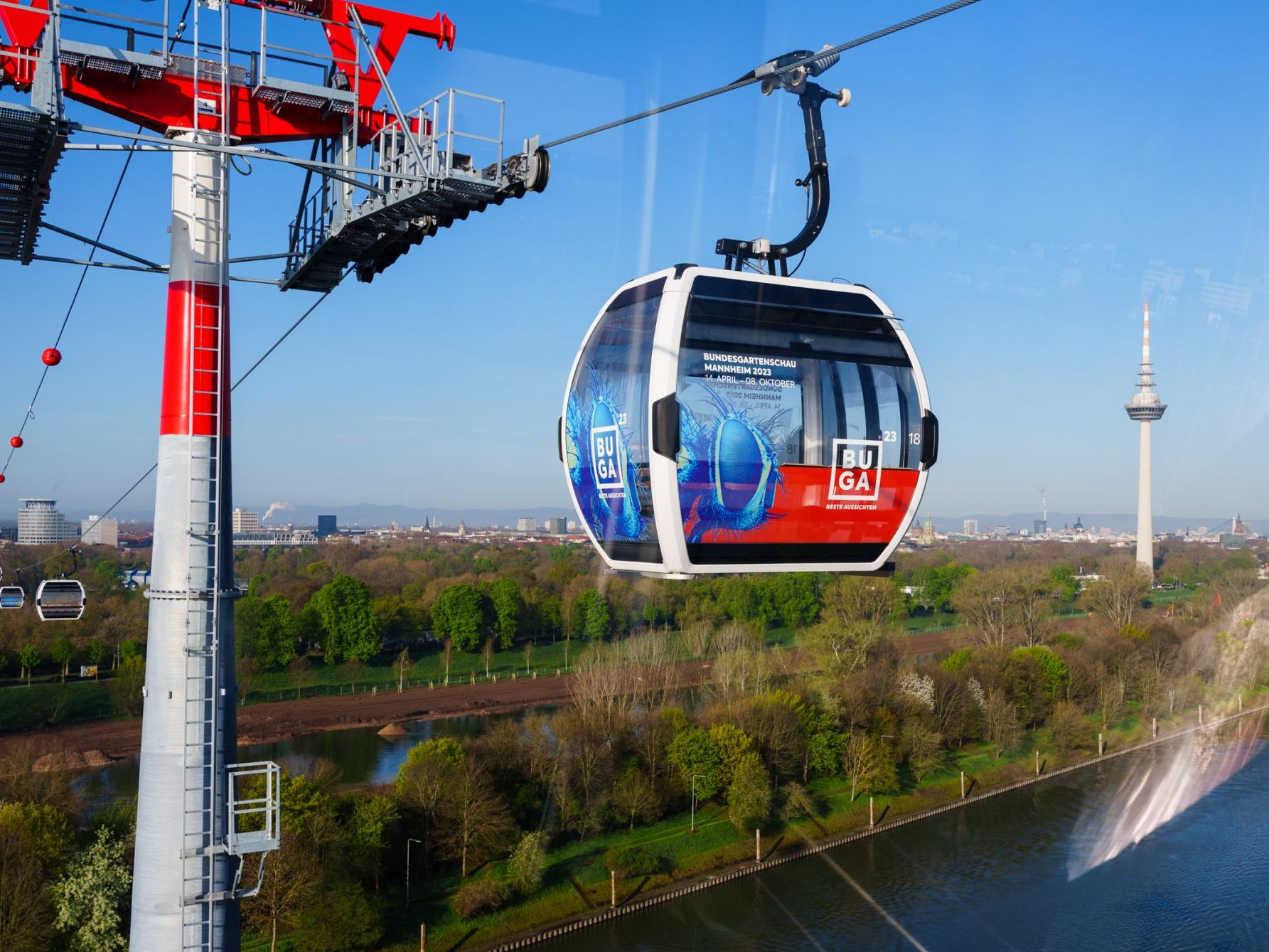 Die Doppelmayr-Seilbahn war während der Bundesgartenschau (BUGA) in Mannheim in Betrieb. Die Doppelmayr-Seilbahn war während der Bundesgartenschau (BUGA) in Mannheim in Betrieb.