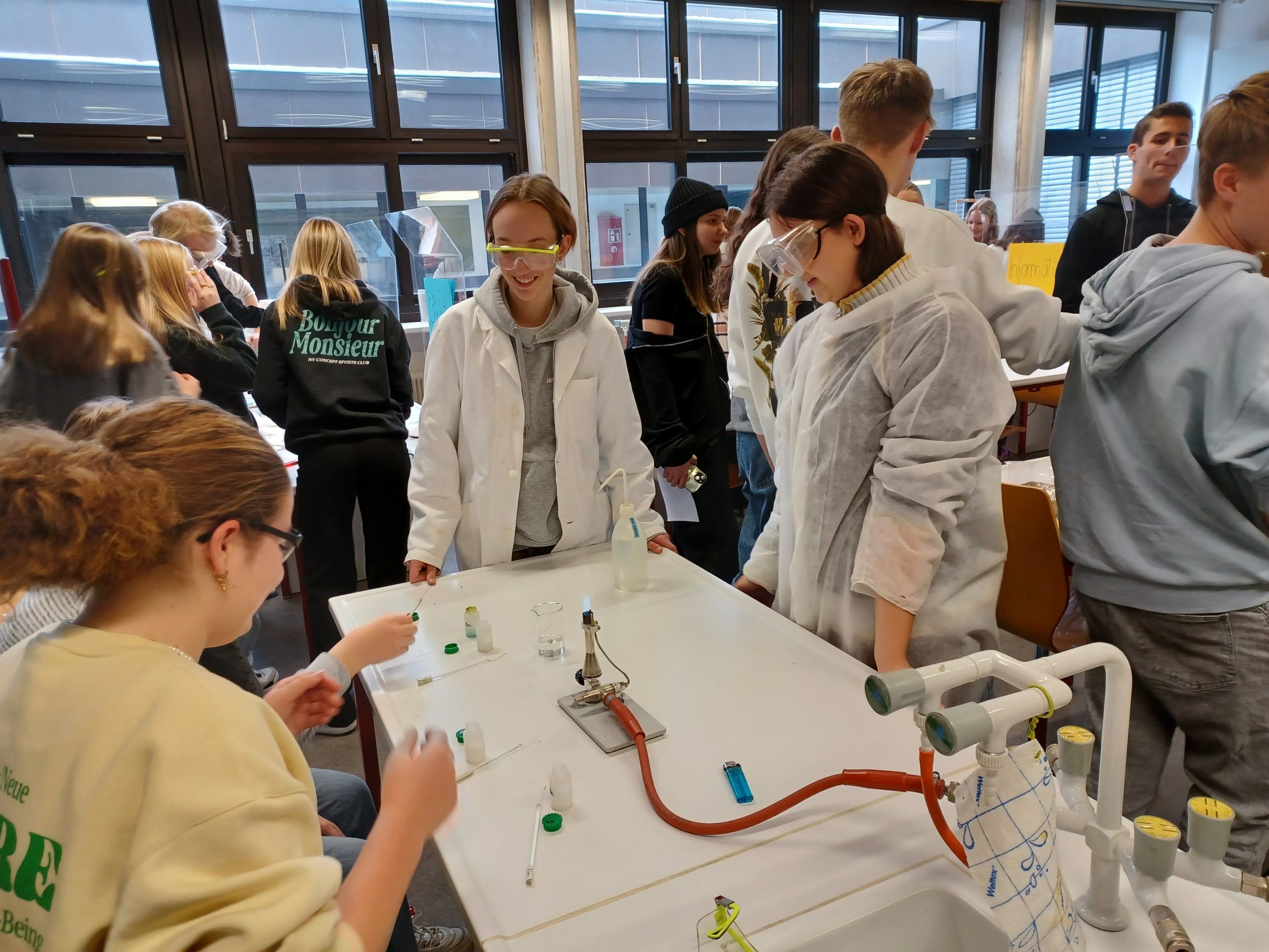 Chemie zum Anfassen und Ausprobieren beim Tag der offenen Tür. Chemie zum Anfassen und Ausprobieren beim Tag der offenen Tür.