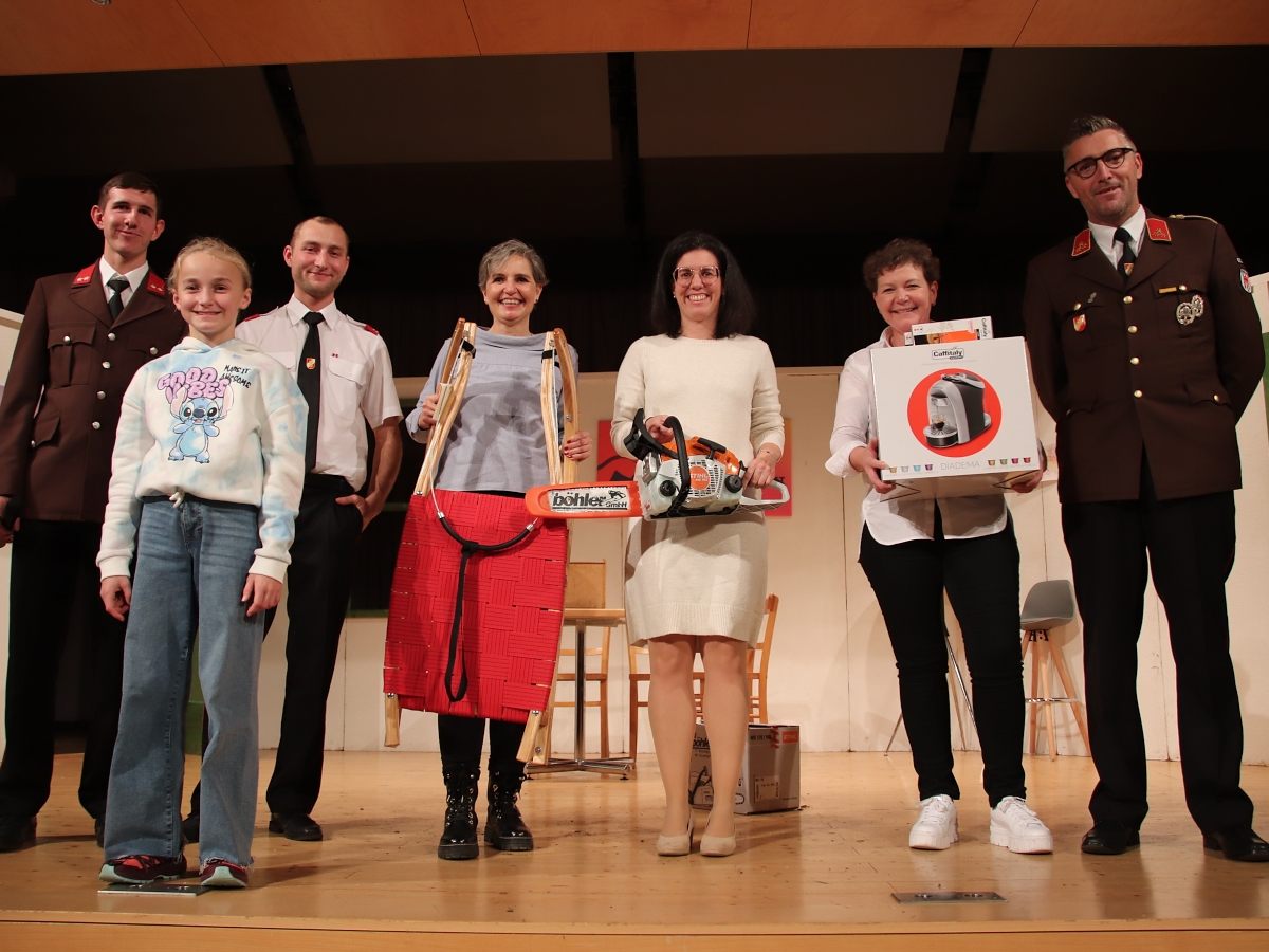 Das Feuerwehr-Team und „Glücksfee“ Anna gratulierten Irene Niederacher, Elisabeth Feistenauer sowie Herta Roschitz zu den Hauptpreisen bei der Tombola. Das Feuerwehr-Team und „Glücksfee“ Anna gratulierten Irene Niederacher, Elisabeth Feistenauer sowie Herta Roschitz zu den Hauptpreisen bei der Tombola.