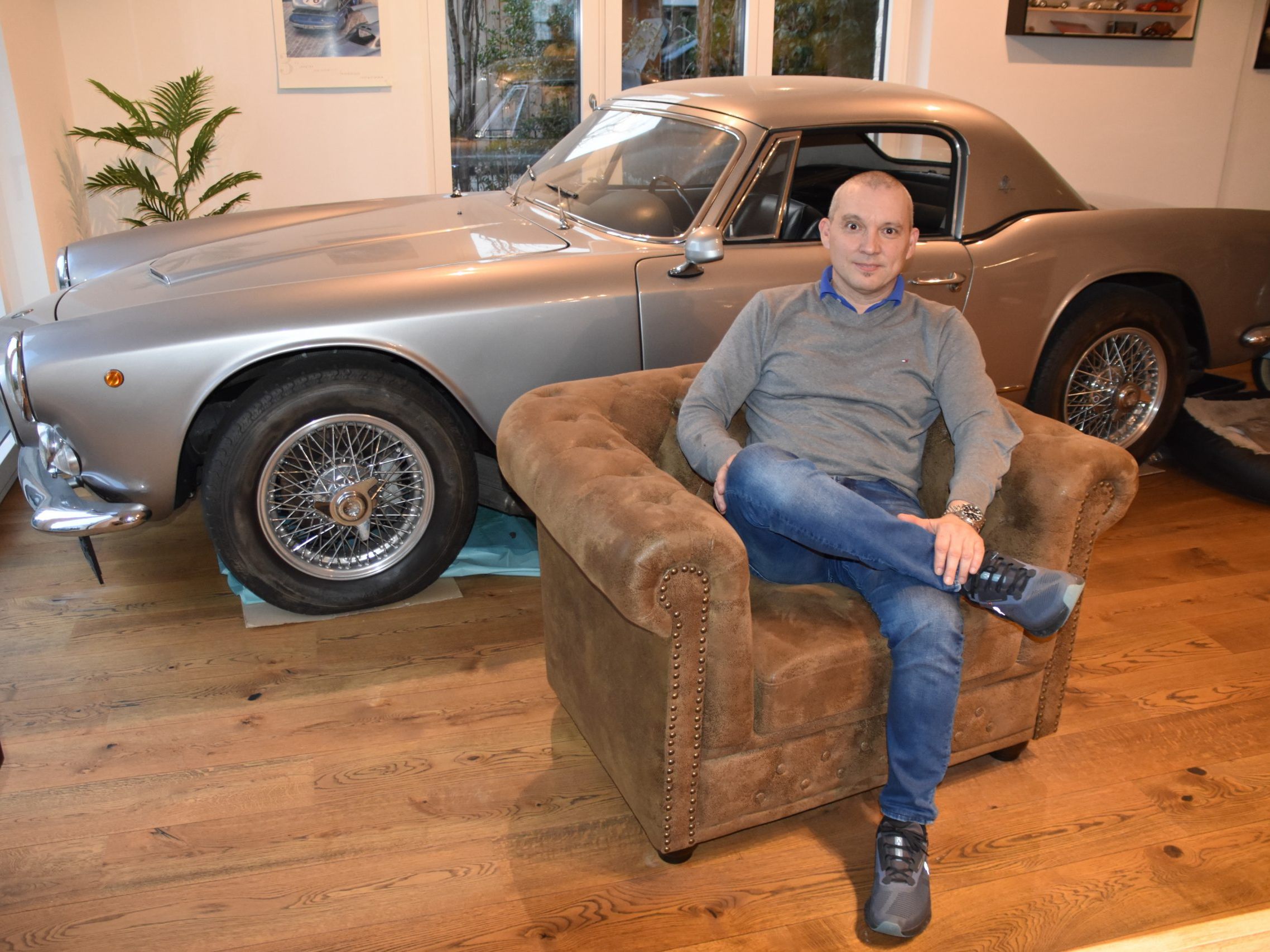 Wolfgang Linher vor seinem Maserati.