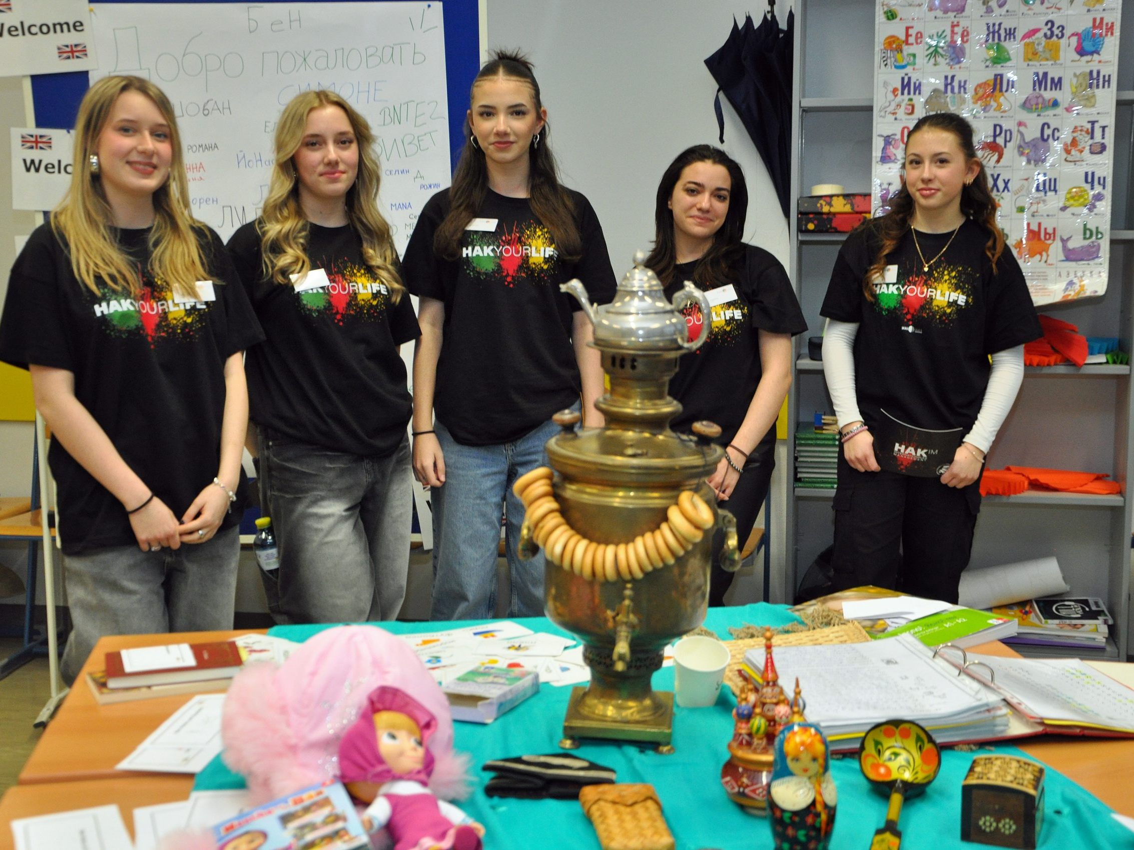 Die Schülerinnen und Schüler der HAK/HAS führten die Besucher durch ihre Schule. Die Schülerinnen und Schüler der HAK/HAS führten die Besucher durch ihre Schule.