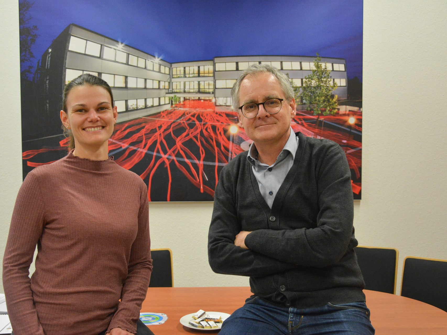 Die HAK/HAS Lustenau hat ihre Grünfläche in einen Naturgarten verwandelt. Nun wird die Schule mit dem Umweltpreis der Marktgemeinde ausgezeichnet. Professorin Christine Feurstein und Direktor Hannes Scheffknecht freuen sich über die Auszeichnung. Die HAK/HAS Lustenau hat ihre Grünfläche in einen Naturgarten verwandelt. Nun wird die Schule mit dem Umweltpreis der Marktgemeinde ausgezeichnet. Professorin Christine Feurstein und Direktor Hannes Scheffknecht freuen sich über die Auszeichnung.