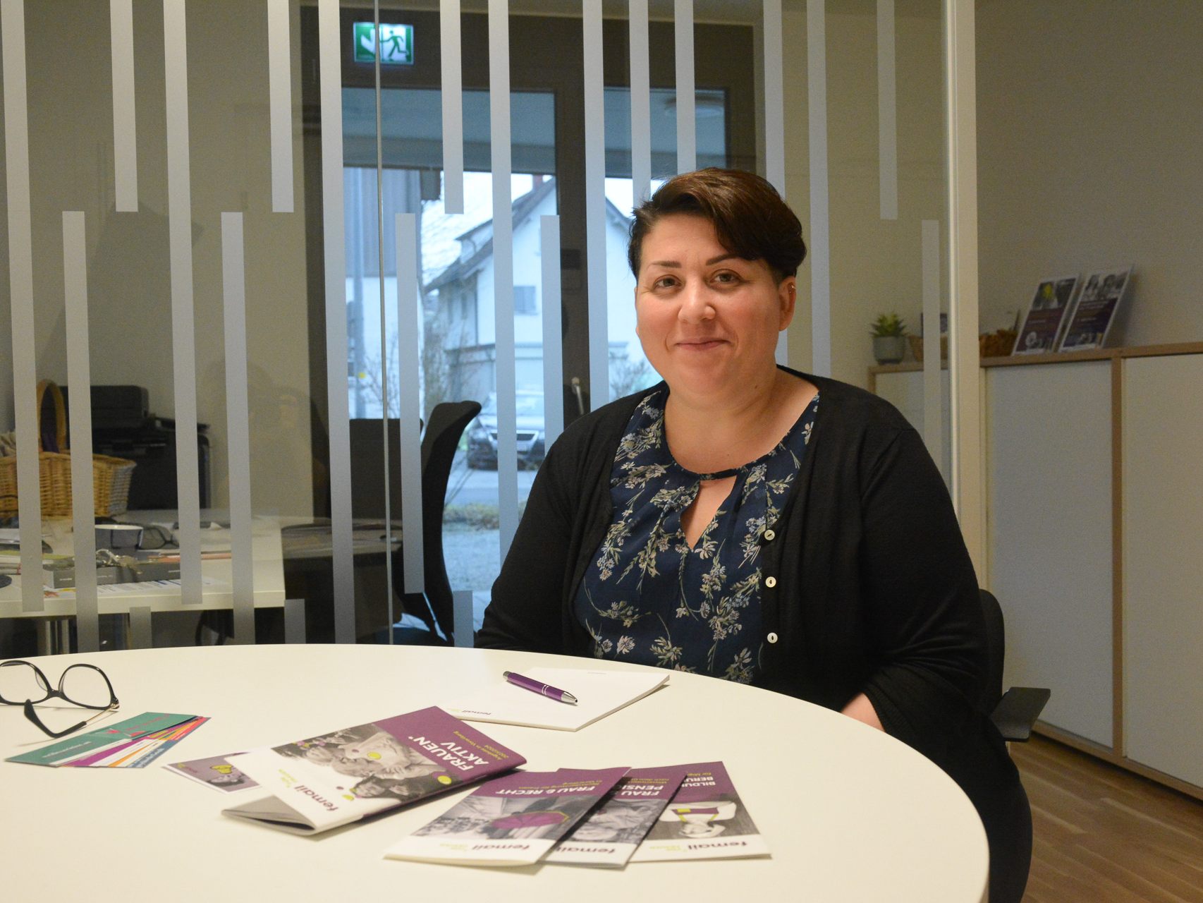 Die femail-Beraterin Cigdem Gökmen-Erden hilft Frauen bei Fragen und Sorgen weiter.  Das Fraueninformationszentrum ist seit gut einem halben Jahr beim neuen Quartier am Pfarrweg.