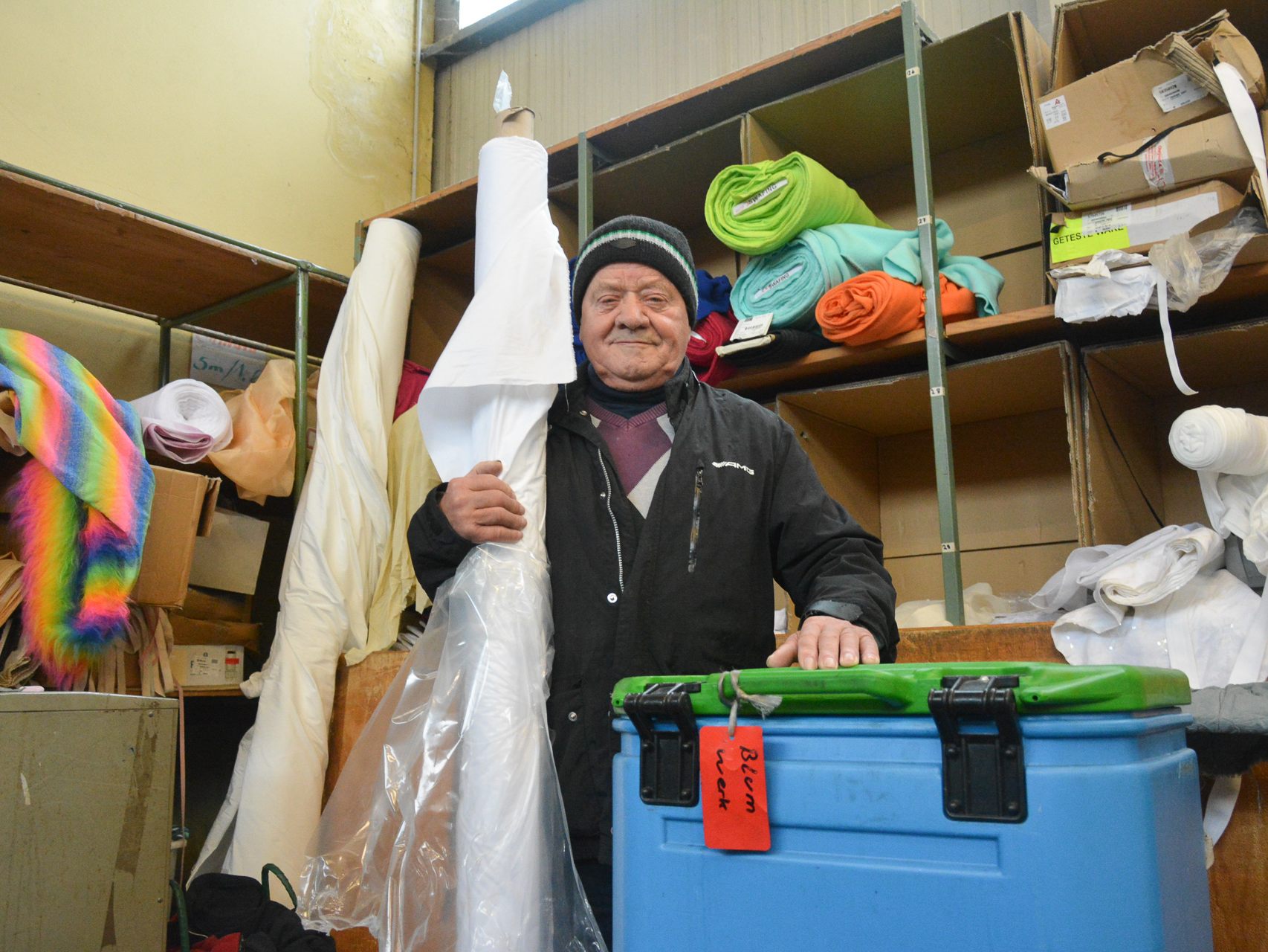 Richard König (81) hat eine tiefe Verbundenheit zu seinem Arbeitgeber Sperger-Stoffe. Er arbeitet schon seit über 60 Jahren für diese Firma.