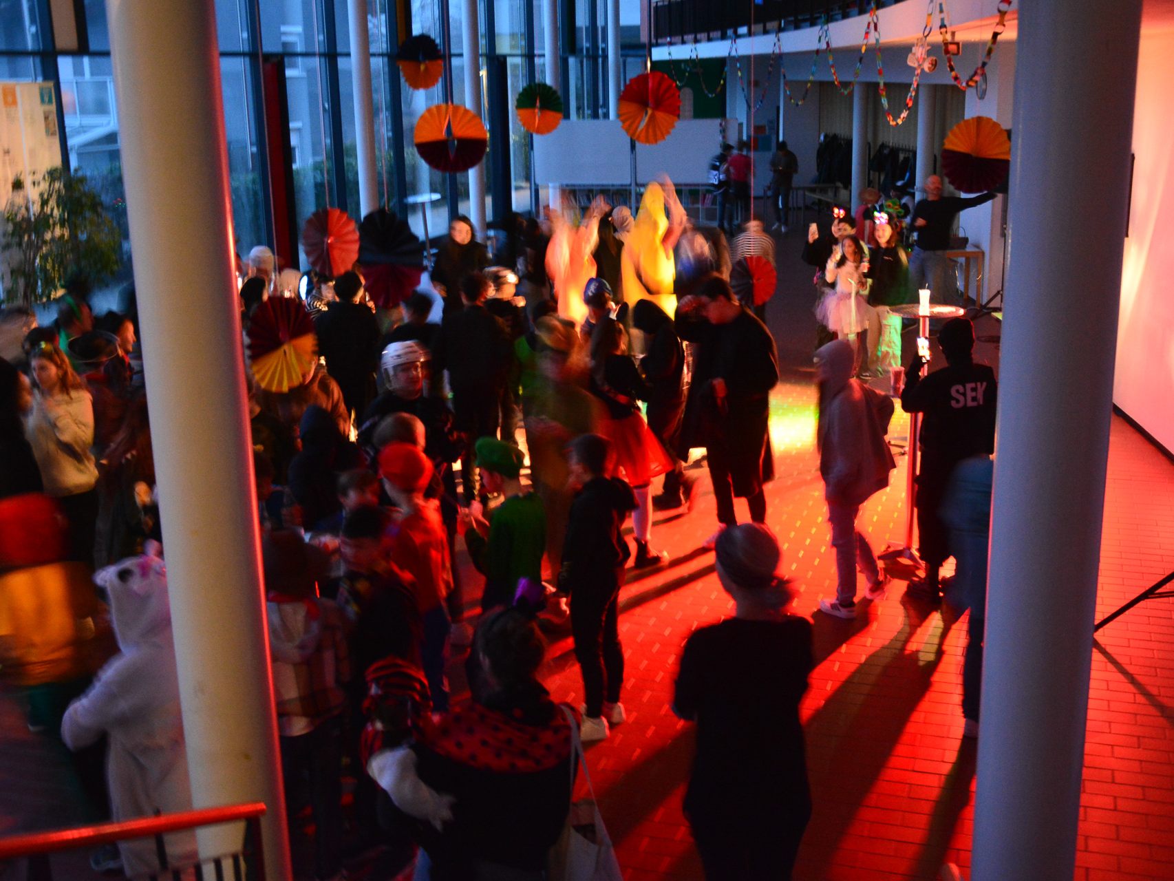 Eine „No-waste-Faschingsdisco“ fand am Montagabend in der Mittelschule Hasenfeld statt. Eine „No-waste-Faschingsdisco“ fand am Montagabend in der Mittelschule Hasenfeld statt.