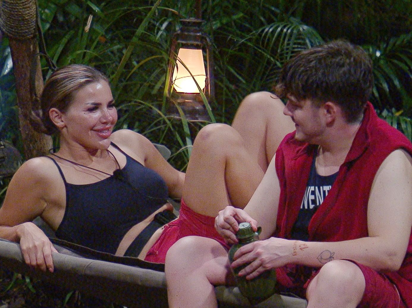 Am Lagerfeuer gibt es für die zwei nur ein ganz besonderes Thema