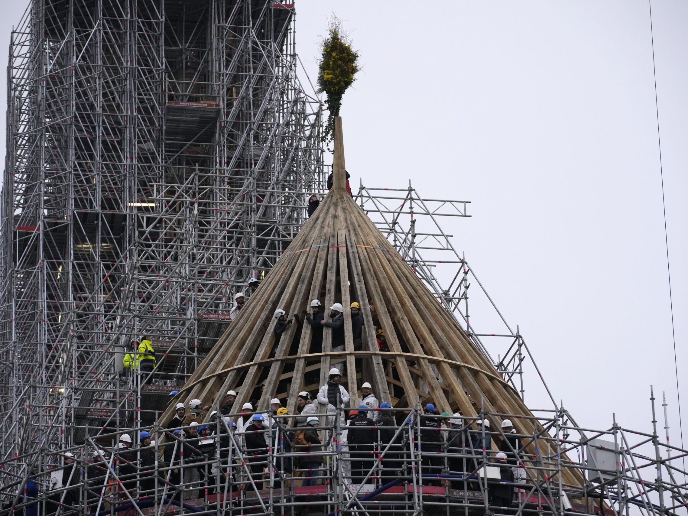 Der Wiederaufbau in Paris ist in vollem Gange. Der Wiederaufbau in Paris ist in vollem Gange.