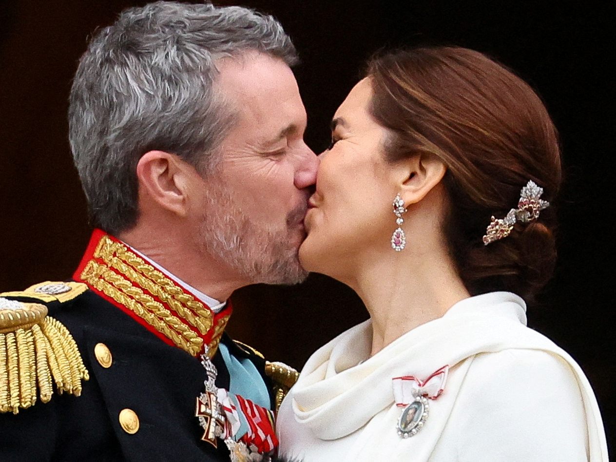 Royaler Kuss: Dänemarks neuer König Frederik X. und seine Königin Mary.