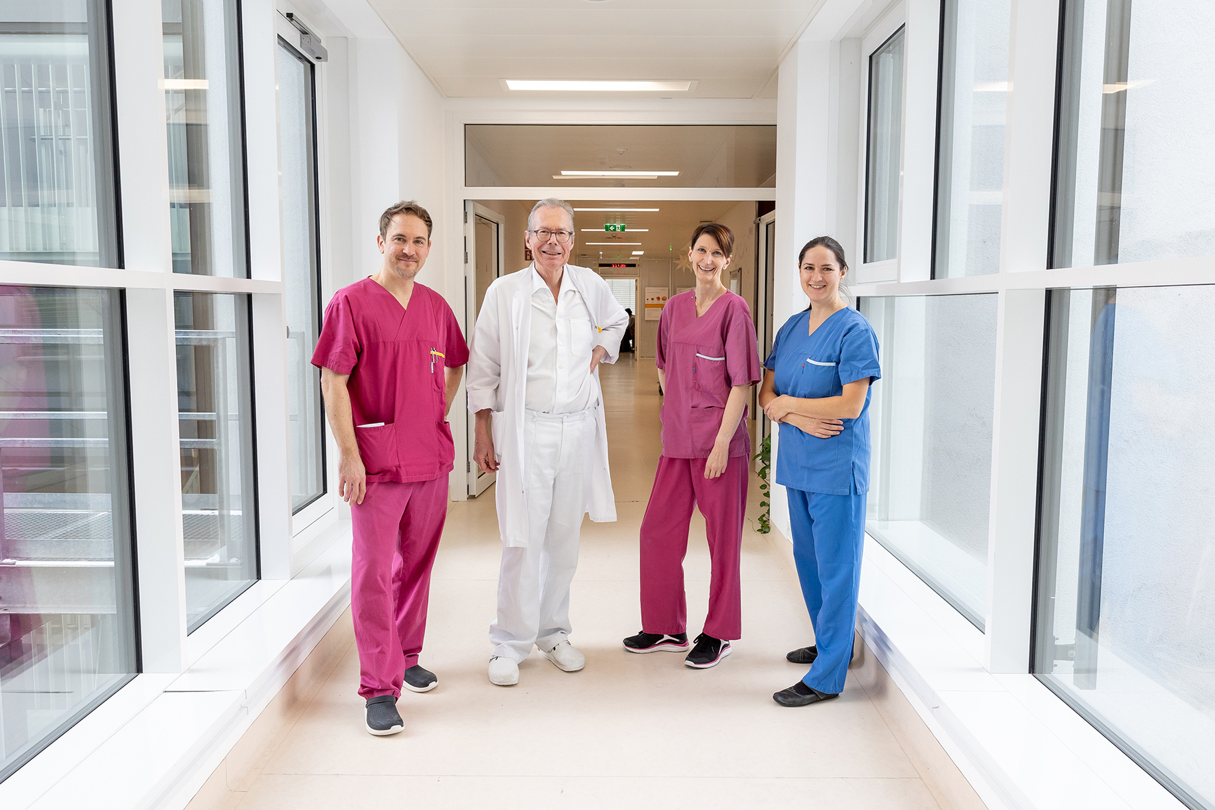 Das Führungsteam des Eltern-Kind-Zentrums (v.l.n.r.): Prim. Dr. Roland Berger (Leiter Kinderabteilung mit Neonatologie), Prim. Dr. Andreas Brandstetter (Leiter Gynäkologie & Geburtshilfe), Brigitte Falli (Bereichsleiterin Pflege), Irene Richter, BSc, MSc. (Leitende Hebamme). 