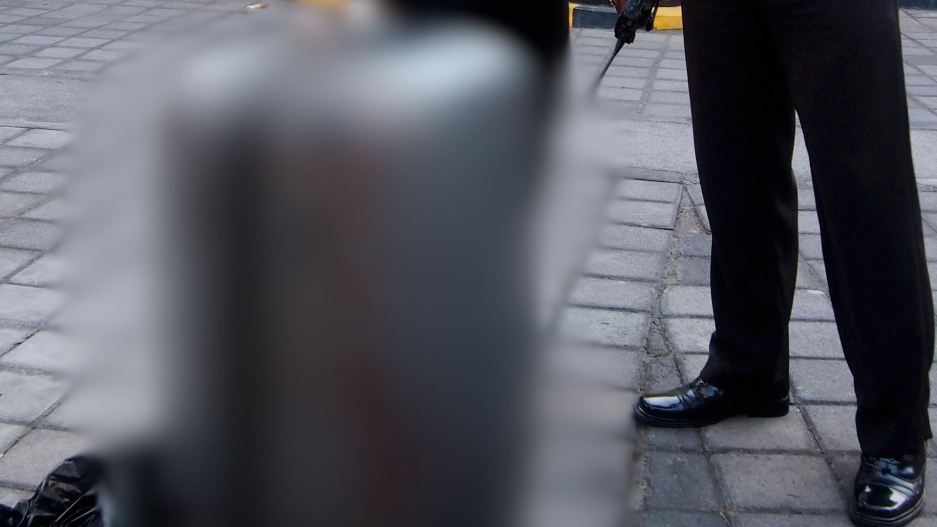 Die Polizei untersucht am 12. August 2014 auf einer Polizeistation in Nusa Dua auf der indonesischen Ferieninsel Bali den Koffer, in dem die Leiche einer Amerikanerin gefunden wurde. Die Polizei untersucht am 12. August 2014 auf einer Polizeistation in Nusa Dua auf der indonesischen Ferieninsel Bali den Koffer, in dem die Leiche einer Amerikanerin gefunden wurde.