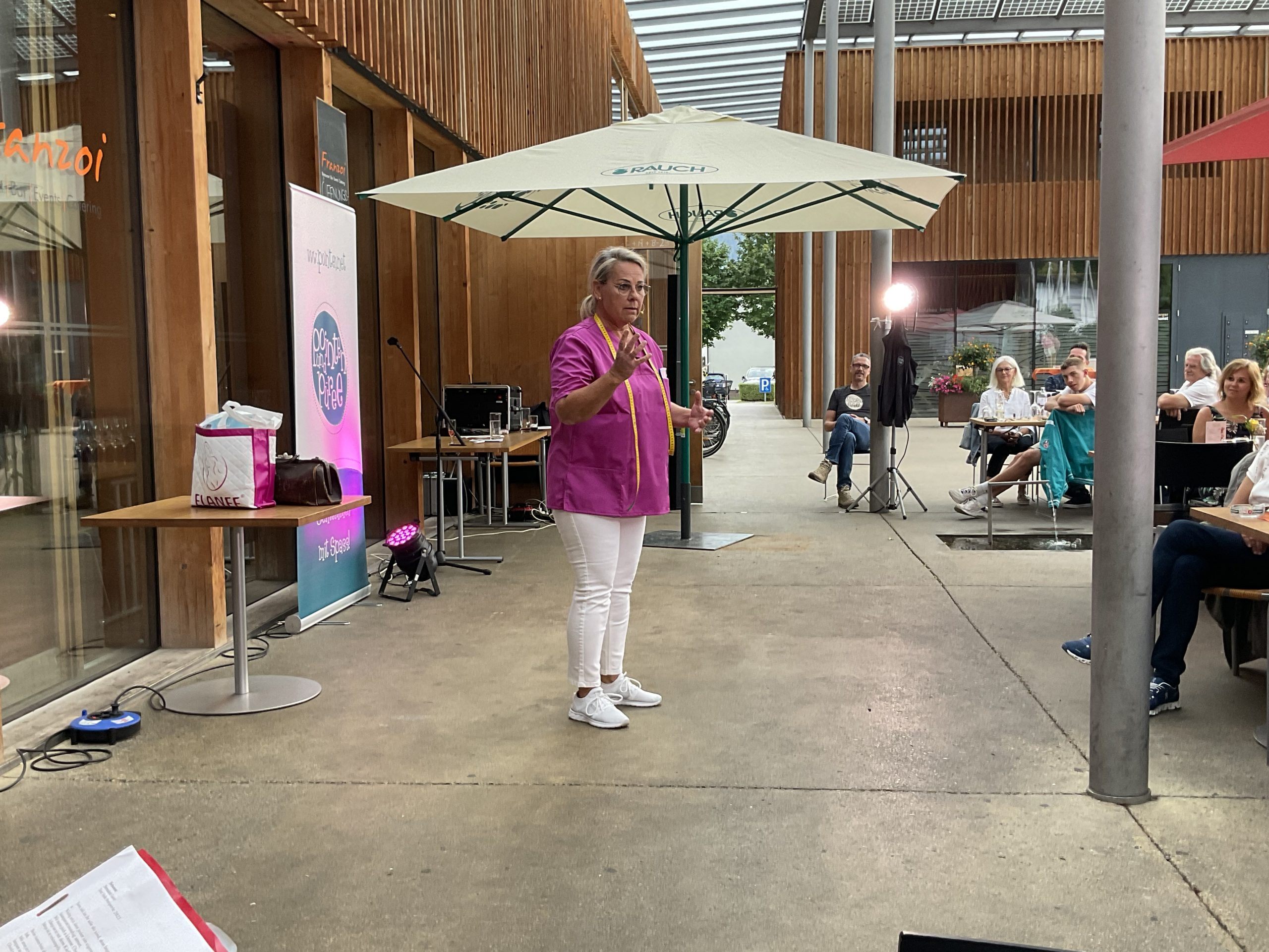 Als Muntafuner Hebamm' bringt Bernadette Gasser das Publikum zum Lachen. Als Muntafuner Hebamm' bringt Bernadette Gasser das Publikum zum Lachen.