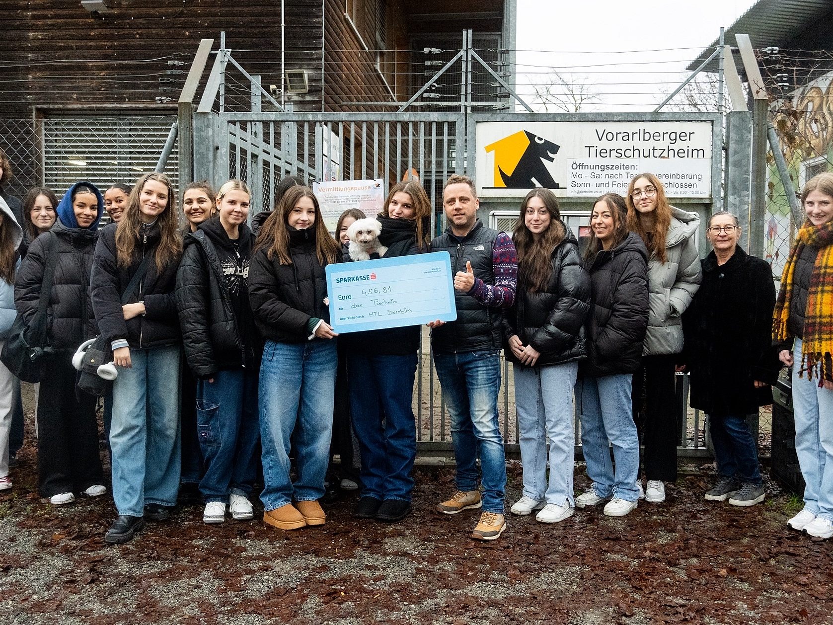 Die HTL-Schülerinnen und Schüler übergaben den Spendenscheck und verschafften sich einen Überblick über die Arbeit im Tierheim. Die HTL-Schülerinnen und Schüler übergaben den Spendenscheck und verschafften sich einen Überblick über die Arbeit im Tierheim.