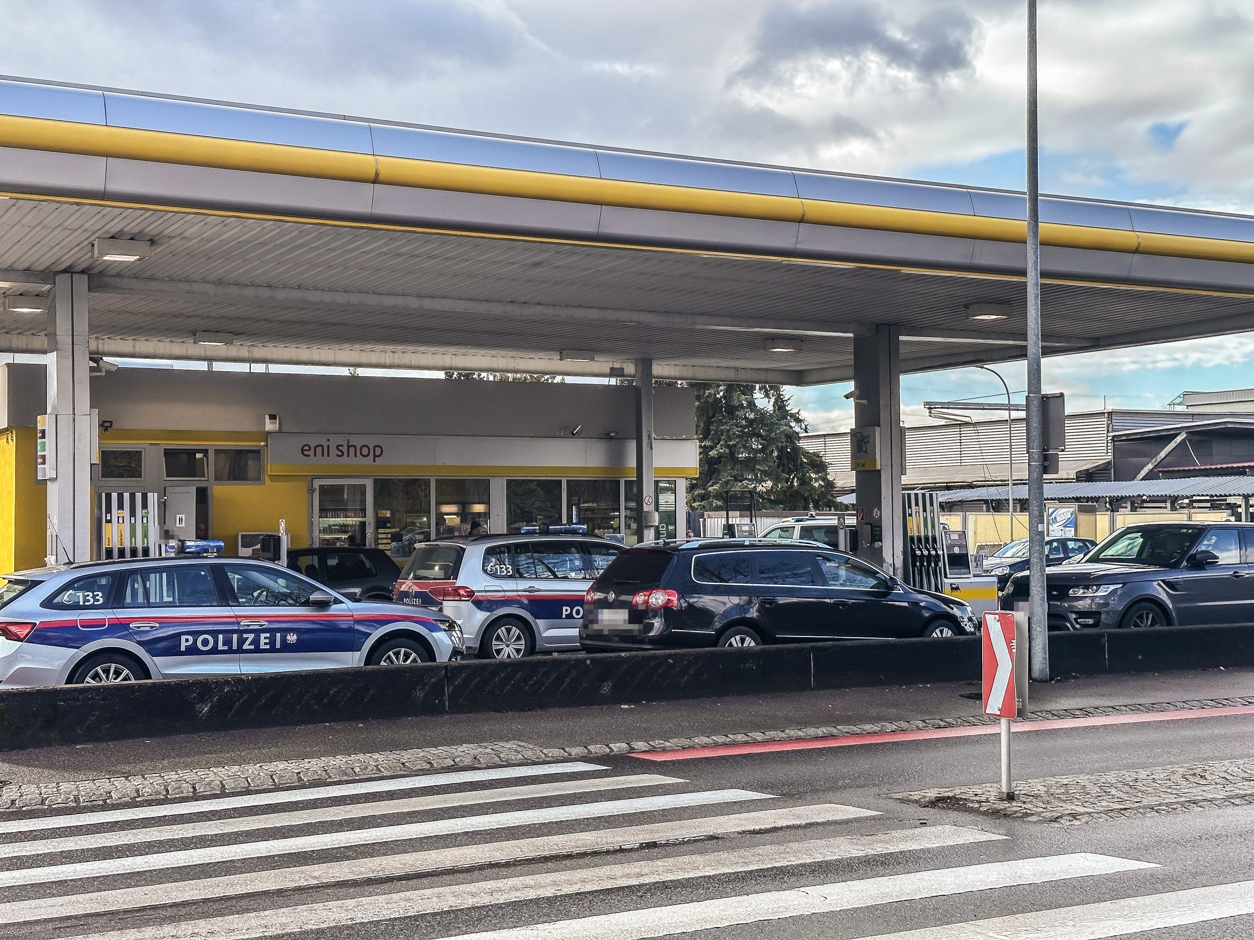 Die Frau wurde an der Tankstelle in Wolfurt festgenommen. Die Frau wurde an der Tankstelle in Wolfurt festgenommen.