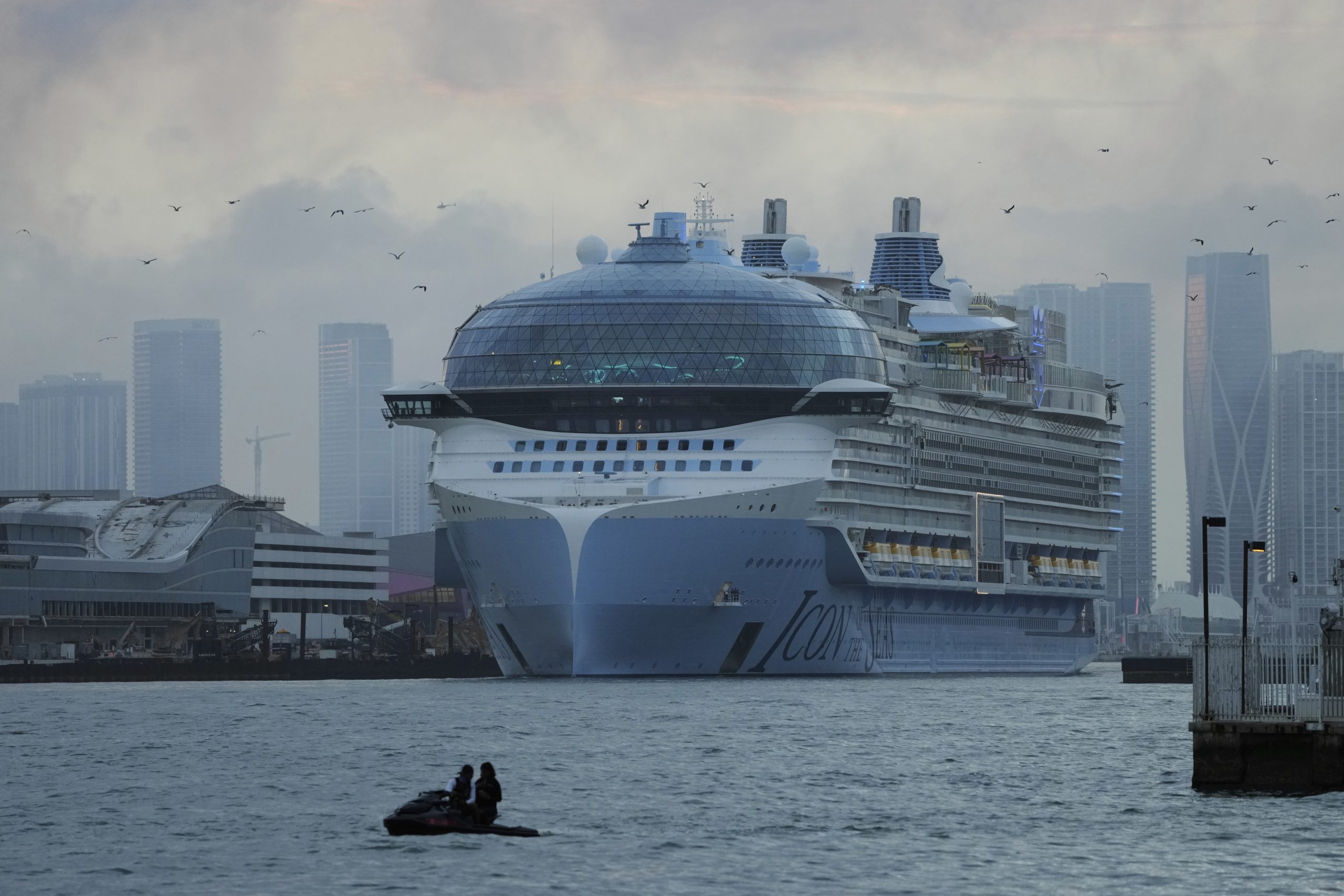 Icon of the Seas, das größte Kreuzfahrtschiff der Welt, sticht in PortMiami zu seiner ersten öffentlichen Kreuzfahrt in See, gesehen von Miami Beach, Florida, Samstag, 27. Januar 2024. Icon of the Seas, das größte Kreuzfahrtschiff der Welt, sticht in PortMiami zu seiner ersten öffentlichen Kreuzfahrt in See, gesehen von Miami Beach, Florida, Samstag, 27. Januar 2024.