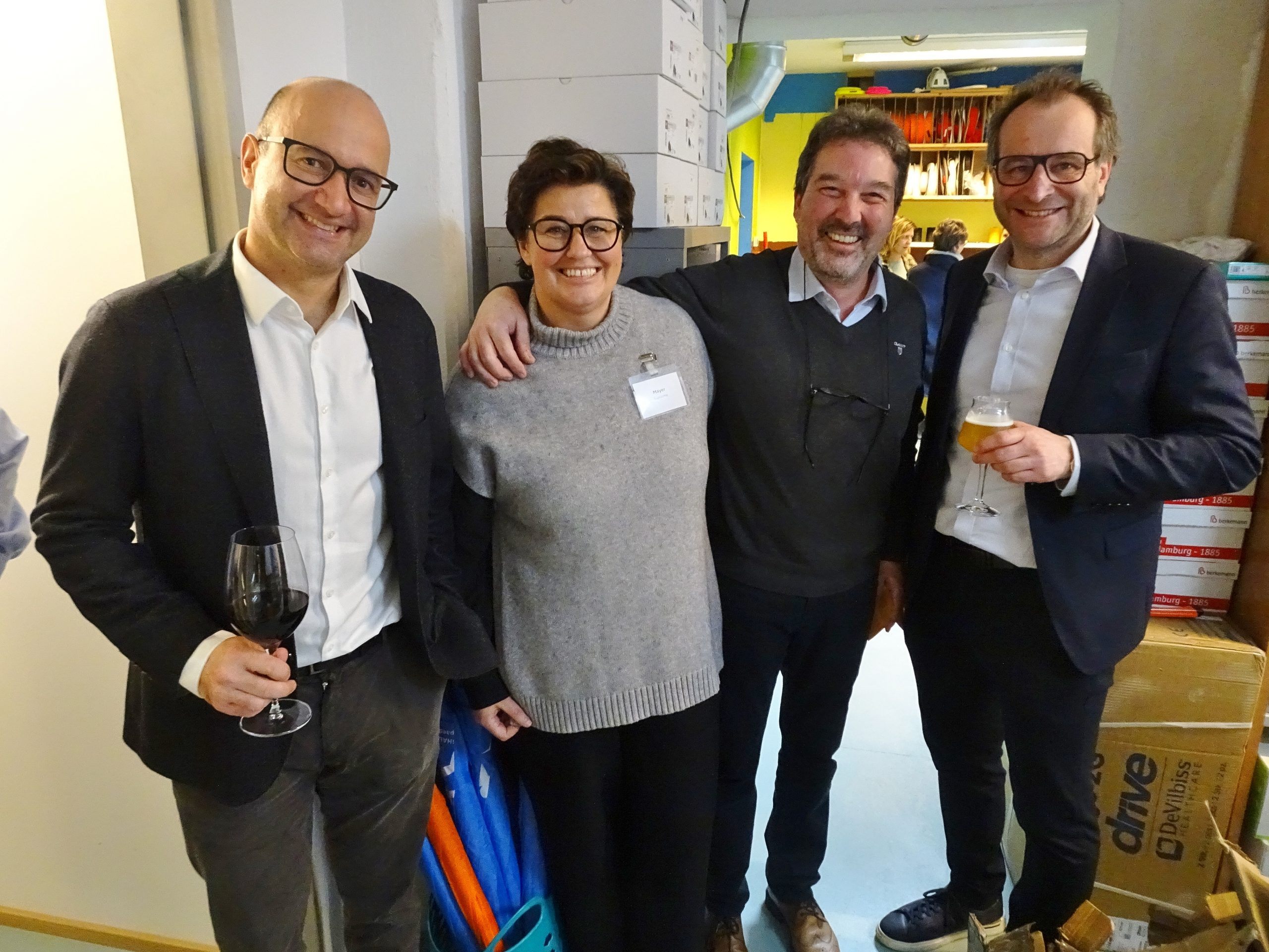 Johannes Ölz (Hypo Dornbirn, li.) und RA sowie Stadtrat Alexander Juen (re.) gratulierten Susanne und Markus Mayer zum gelungenen Umbau. Johannes Ölz (Hypo Dornbirn, li.) und RA sowie Stadtrat Alexander Juen (re.) gratulierten Susanne und Markus Mayer zum gelungenen Umbau.