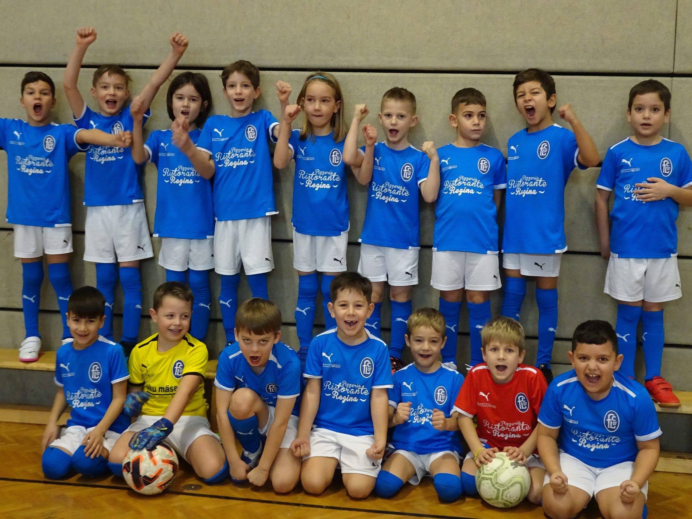 Die U8 des FC Lustenau hatte beim Nachwuchsturnier eine Menge Spaß und freute sich über die vielen Fans auf der Tribüne. Die U8 des FC Lustenau hatte beim Nachwuchsturnier eine Menge Spaß und freute sich über die vielen Fans auf der Tribüne.