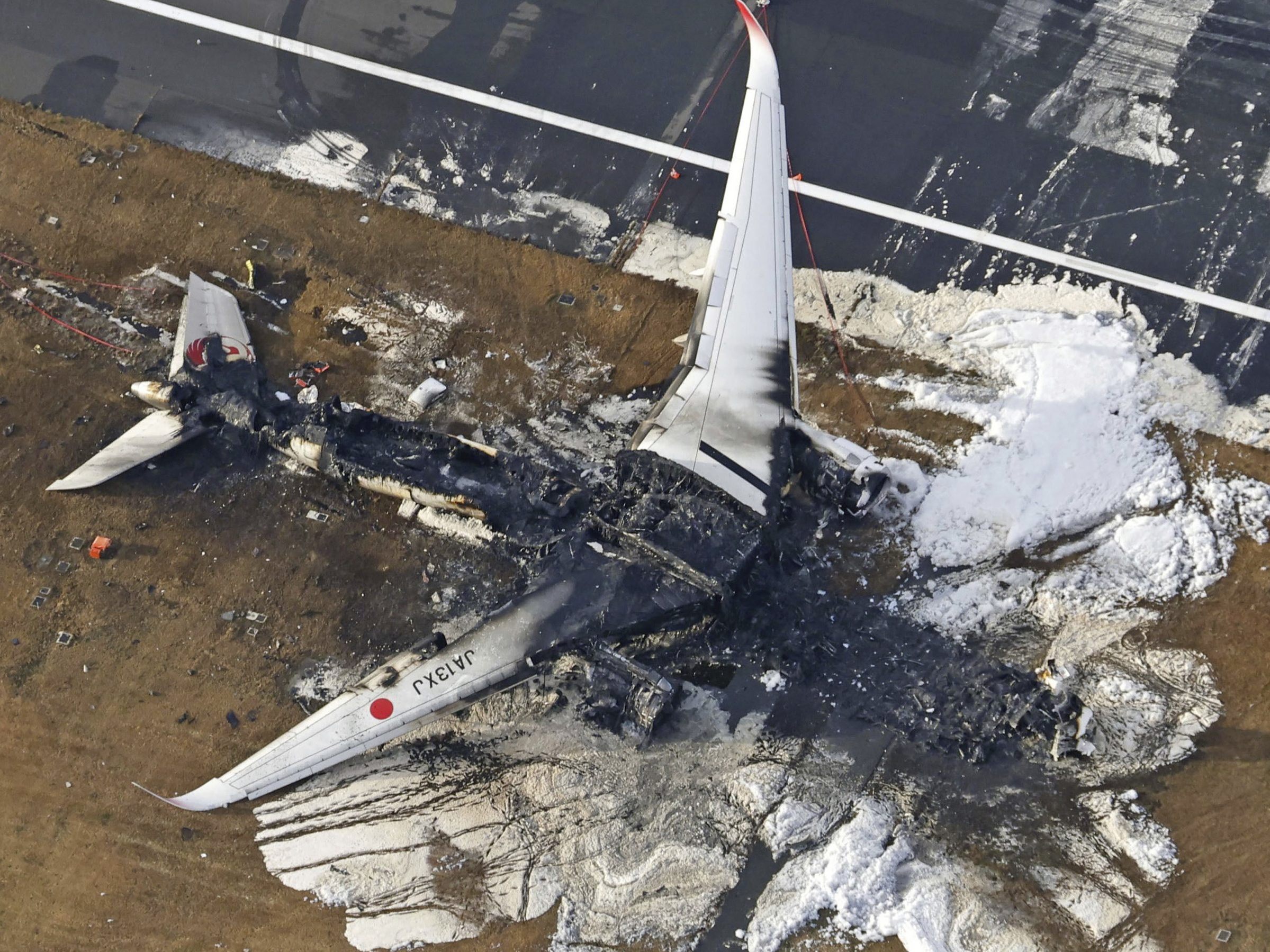 Die Untersuchungen zum Flugzeug-Unglück in Tokio laufen.