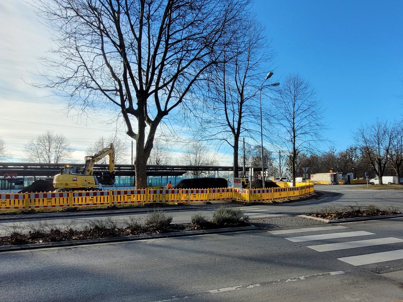 Die Bauarbeiten rund um den Bahnhof Lochau-Hörbranz mit neu gestaltetem Vorplatz, einem großzügig dimensioniertem Busterminal und einer neu strukturierten Park-and-Ride-Anlage wurden wieder aufgenommen.