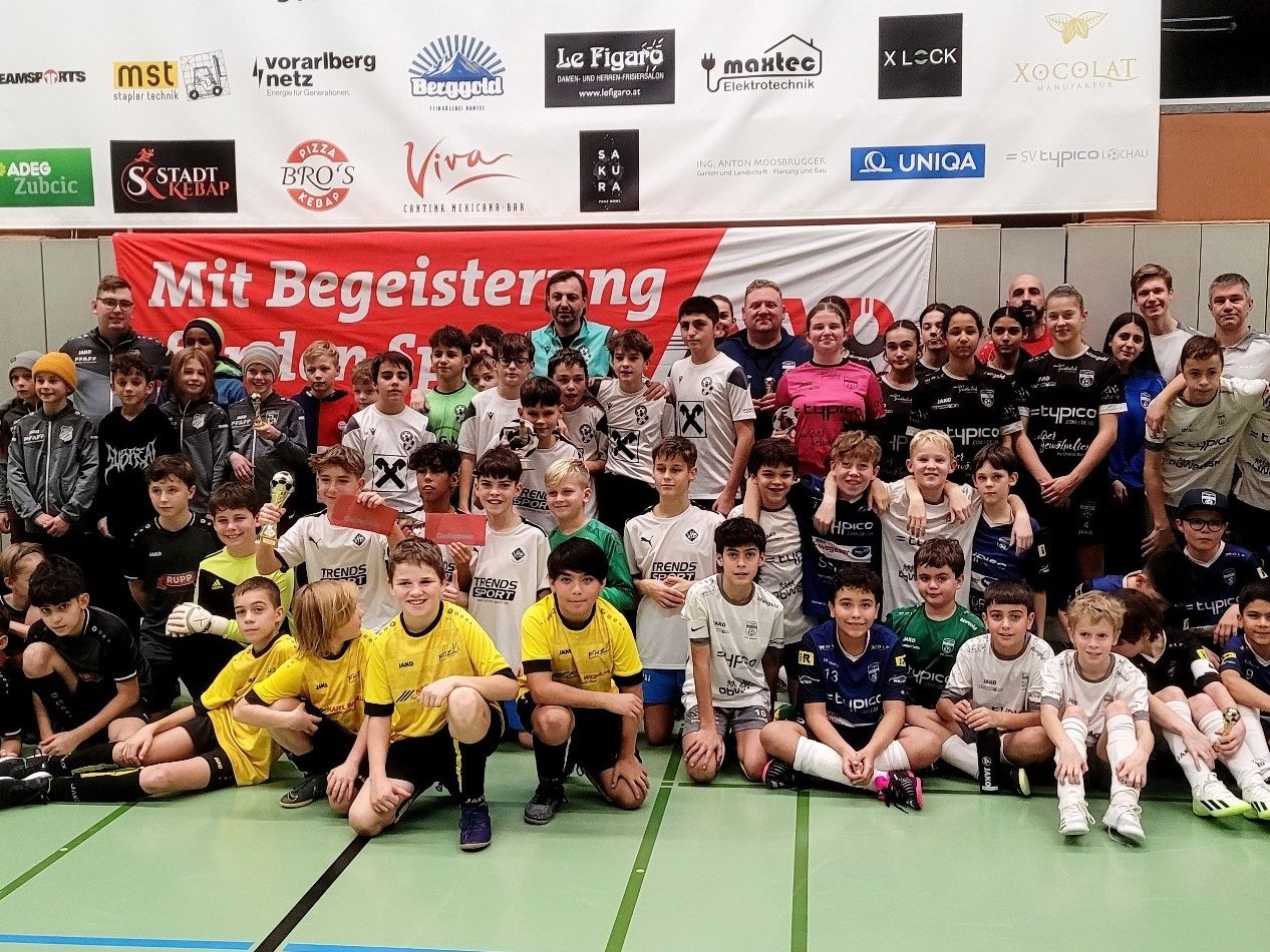 Das große „Spark7 Nachwuchs Hallenturnier“ des SV typico Lochau war wieder ein ganz besonderes Highlight für die heimische Fußballjugend, im Bild die U12 Teams nach der Siegerehrung. Das große „Spark7 Nachwuchs Hallenturnier“ des SV typico Lochau war wieder ein ganz besonderes Highlight für die heimische Fußballjugend, im Bild die U12 Teams nach der Siegerehrung.