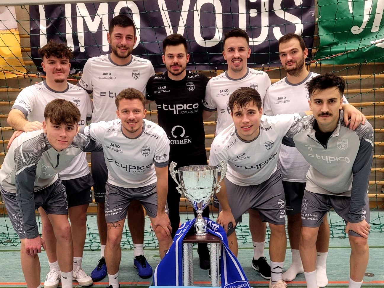 Das erfolgreiche Team des SV typico Lochau beim Finale des 26. Vorarlberger-Sparkassen-Hallenmasters-Turnier 2024 in Wolfurt mit den Siegestrophäen: Fabian Dominikovic Fabio Feldkircher, Sandro Eichhübl, Robin Lhotzky und Benjamin Kaufmann (hinten); Nicolas Messmer, Alexander Rundstuck, Matteo Außerlechner und Mete Dastan (vorne). Es fehlt Rene Nesensohn. Das erfolgreiche Team des SV typico Lochau beim Finale des 26. Vorarlberger-Sparkassen-Hallenmasters-Turnier 2024 in Wolfurt mit den Siegestrophäen: Fabian Dominikovic Fabio Feldkircher, Sandro Eichhübl, Robin Lhotzky und Benjamin Kaufmann (hinten); Nicolas Messmer, Alexander Rundstuck, Matteo Außerlechner und Mete Dastan (vorne). Es fehlt Rene Nesensohn.