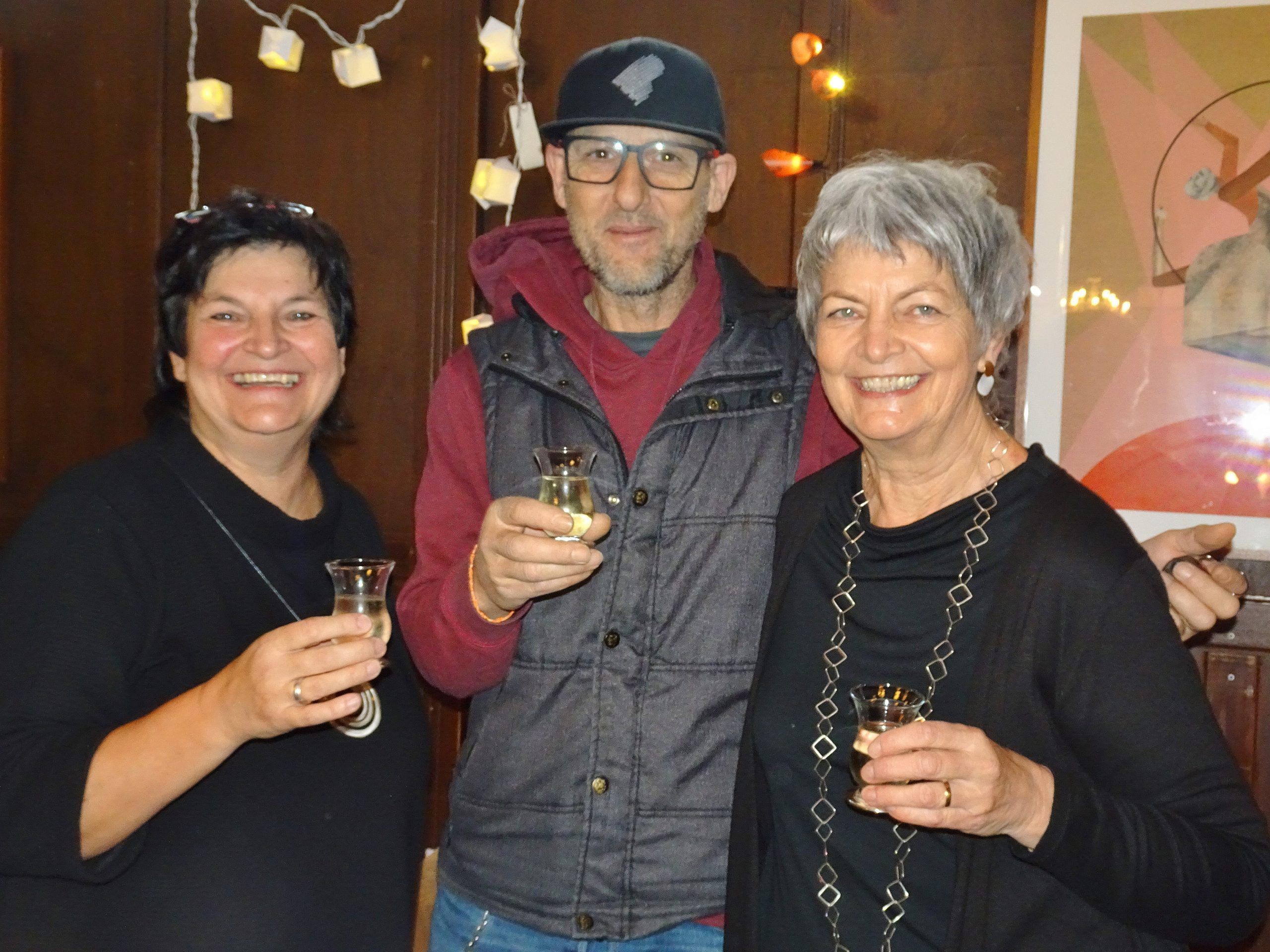 Caravan-Obmann Roman Zöhrer (Mitte) und sein Team blicken auf ein erfolgreiches Kulturjahr 2023 zurück und freuen sich bereits auf die neue Saison. Caravan-Obmann Roman Zöhrer (Mitte) und sein Team blicken auf ein erfolgreiches Kulturjahr 2023 zurück und freuen sich bereits auf die neue Saison.