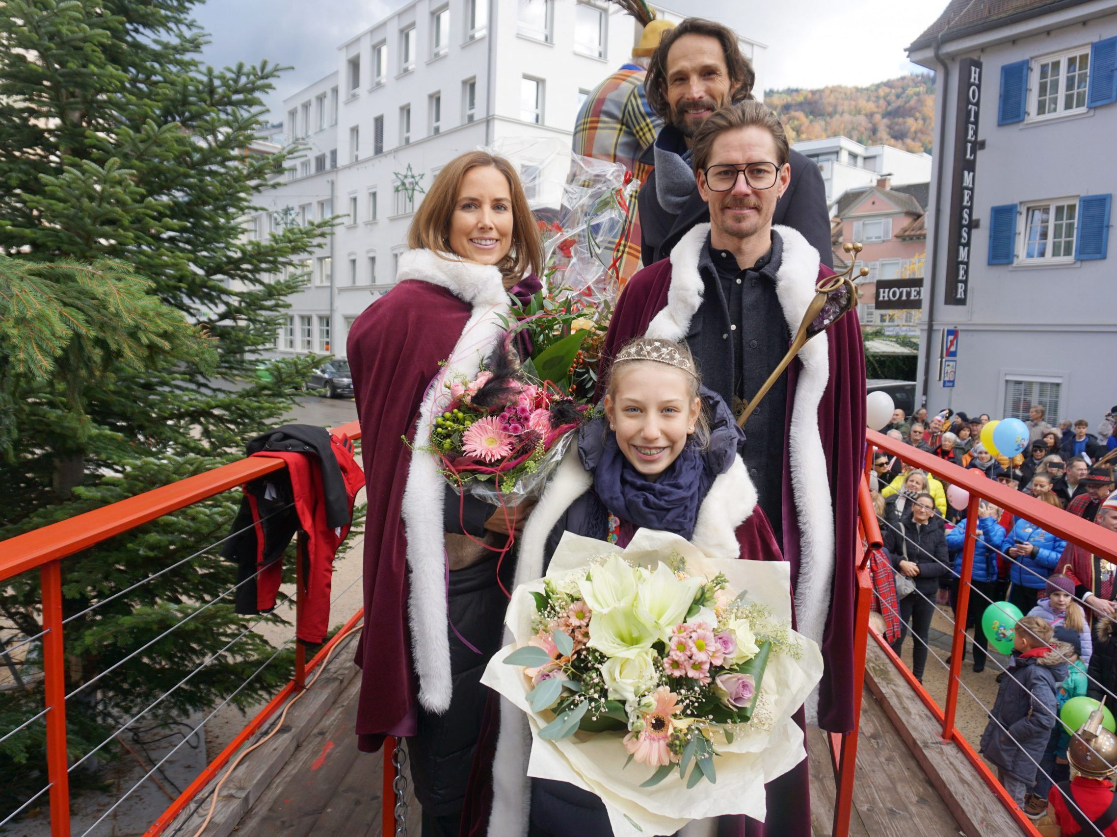 Prinz Ore LXVI. Cornelius I. und Ihre Lieblichkeit Prinzessin Isabelle I. laden gemeinsam mit Infantin Penelope und ihrem Zeremonienmeister Andreas Kleber zur Wagensegnung ein. Prinz Ore LXVI. Cornelius I. und Ihre Lieblichkeit Prinzessin Isabelle I. laden gemeinsam mit Infantin Penelope und ihrem Zeremonienmeister Andreas Kleber zur Wagensegnung ein.