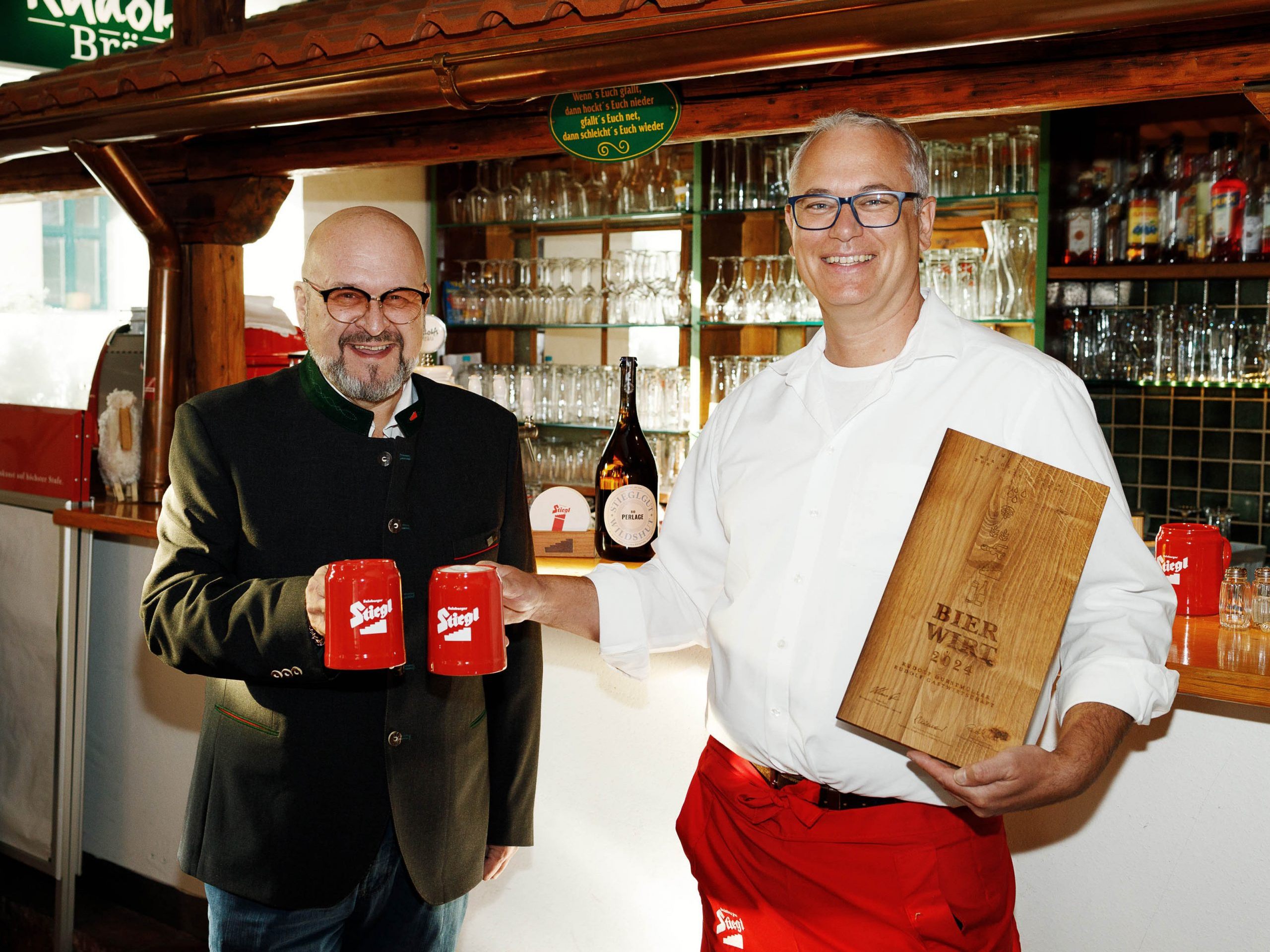 Der frischgebackene „Wiener Bierwirt des Jahres 2024” Rudolf Durstmüller und Erich Hengl (Stiegl). Der frischgebackene „Wiener Bierwirt des Jahres 2024” Rudolf Durstmüller und Erich Hengl (Stiegl).