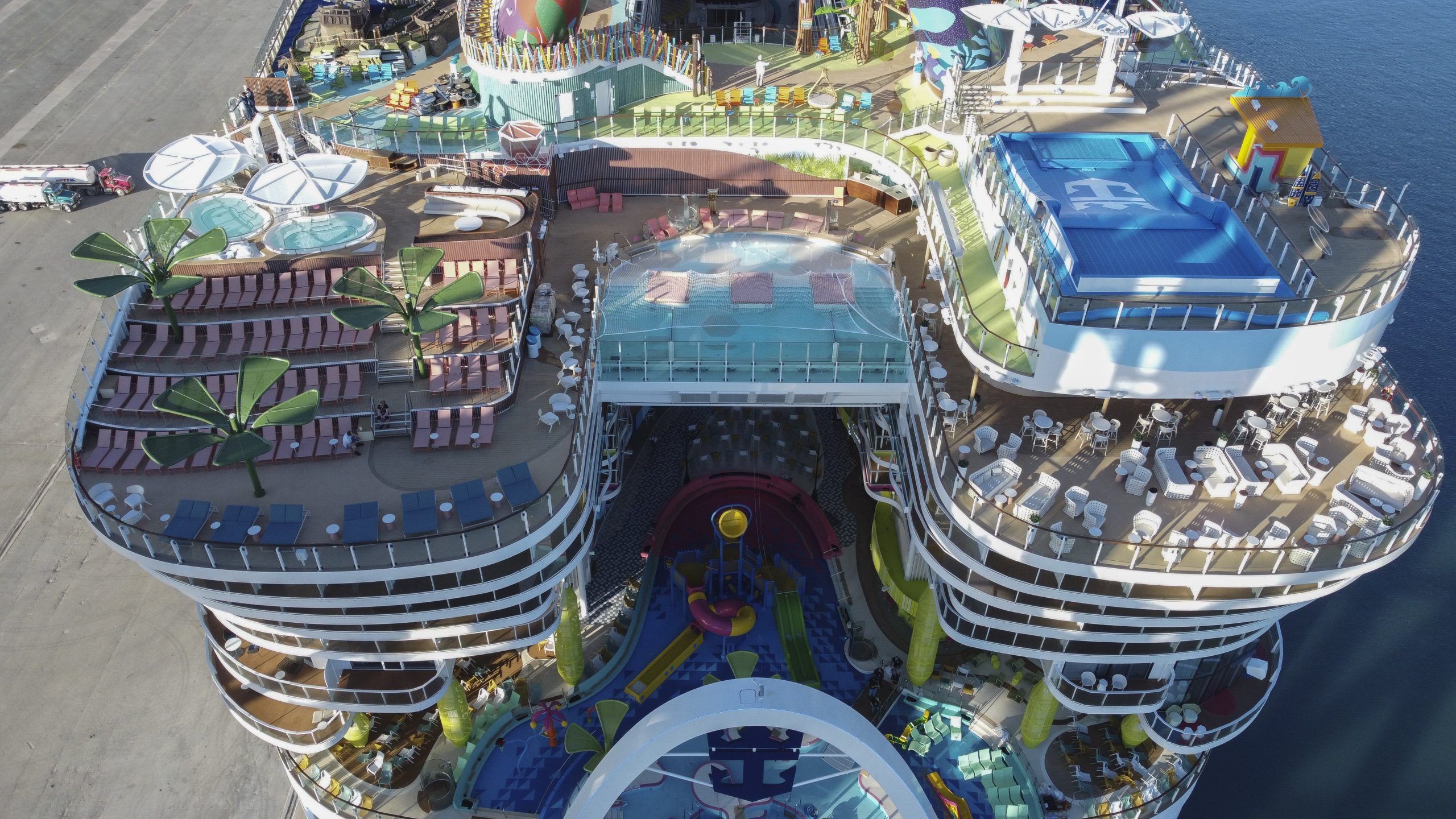 Das Kreuzfahrtschiff Icon of the Seas wird nach seiner Ankunft in Ponce, Puerto Rico, am Dienstag, den 2. Januar 2024, im Rahmen seiner Probefahrt und seines Zertifizierungsprozesses angedockt. Das Kreuzfahrtschiff Icon of the Seas wird nach seiner Ankunft in Ponce, Puerto Rico, am Dienstag, den 2. Januar 2024, im Rahmen seiner Probefahrt und seines Zertifizierungsprozesses angedockt.