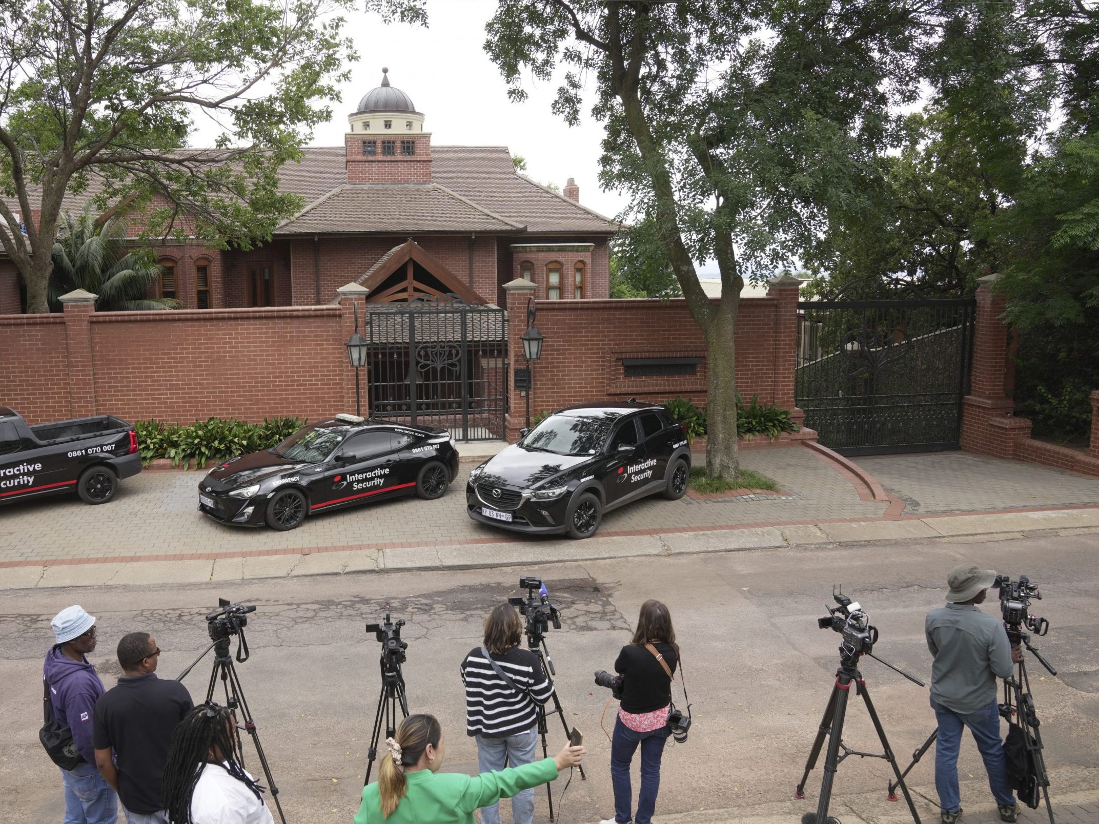 Medien vor dem Haus von Oscar Pistorius Onkel. Medien vor dem Haus von Oscar Pistorius Onkel.