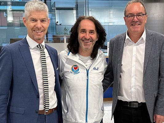 Zeigen sich zutiefst beeindruckt von der Arbeit von Joe Fritsche und seinem Team: Sparkasse Bludenz-Vorstandsdirektor Thomas Schreiber (links) und Marketingleiter Arno Sprenger (rechts) mit dem unermüdlichen Obmann Joe Fritsche.