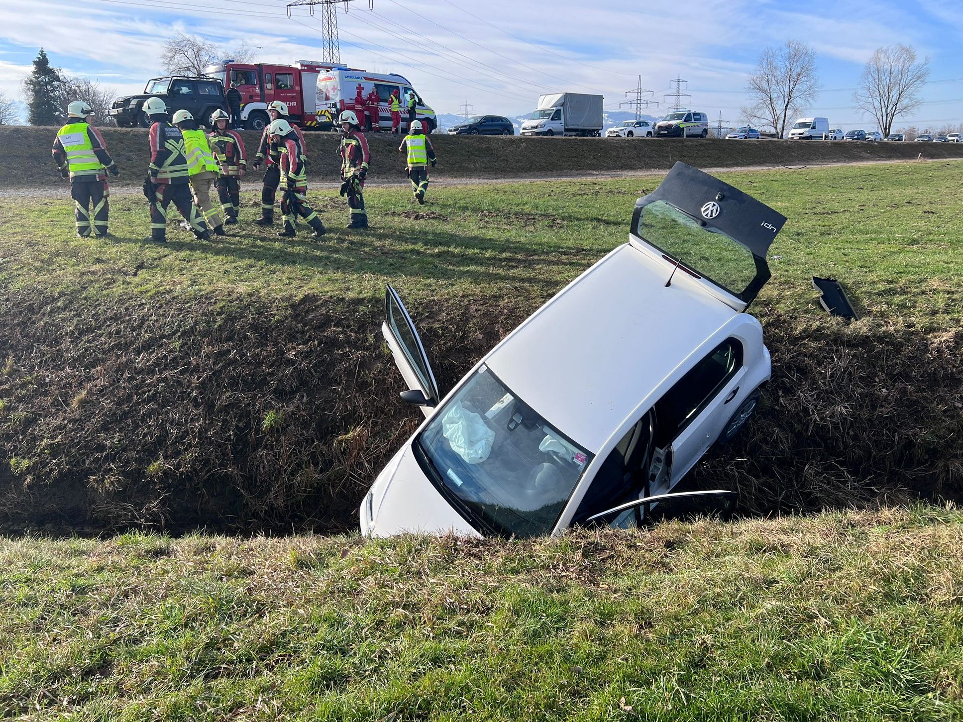Der Graben setzte der Unfallfahrt ein abruptes Ende. Der Graben setzte der Unfallfahrt ein abruptes Ende.