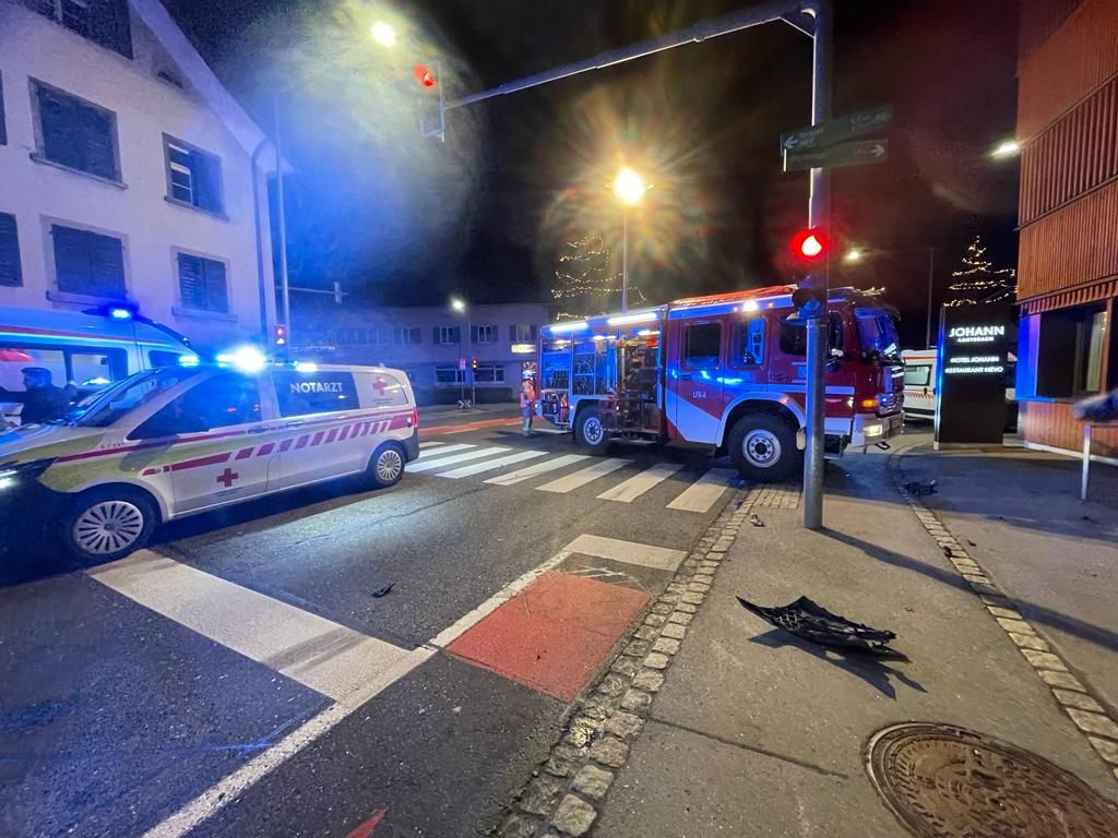 Drei beteiligte Fahrzeuge, vier verletzte Personen nach Unfall in Lauterach.