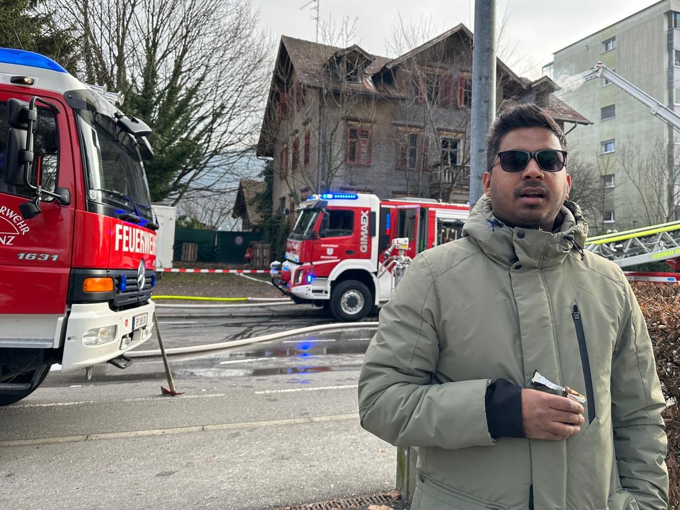 Akhil vor dem Haus, das in Flammen stand. Er rief die Feuerwehr, als er das Feuer bemerkte.