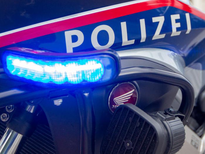 Ein 17-jähriger Lenker flüchtete vor Polizei und touchierte Haus in Horn. Ein 17-jähriger Lenker flüchtete vor Polizei und touchierte Haus in Horn.