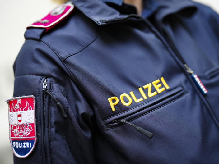Ein Polizist steht am Montag vor Gericht.