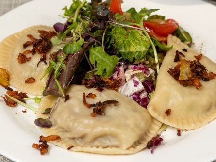 Im Wiener Landia Café wird vegane und vegetarische Hausmannskost angeboten. Im Wiener Landia Café wird vegane und vegetarische Hausmannskost angeboten.