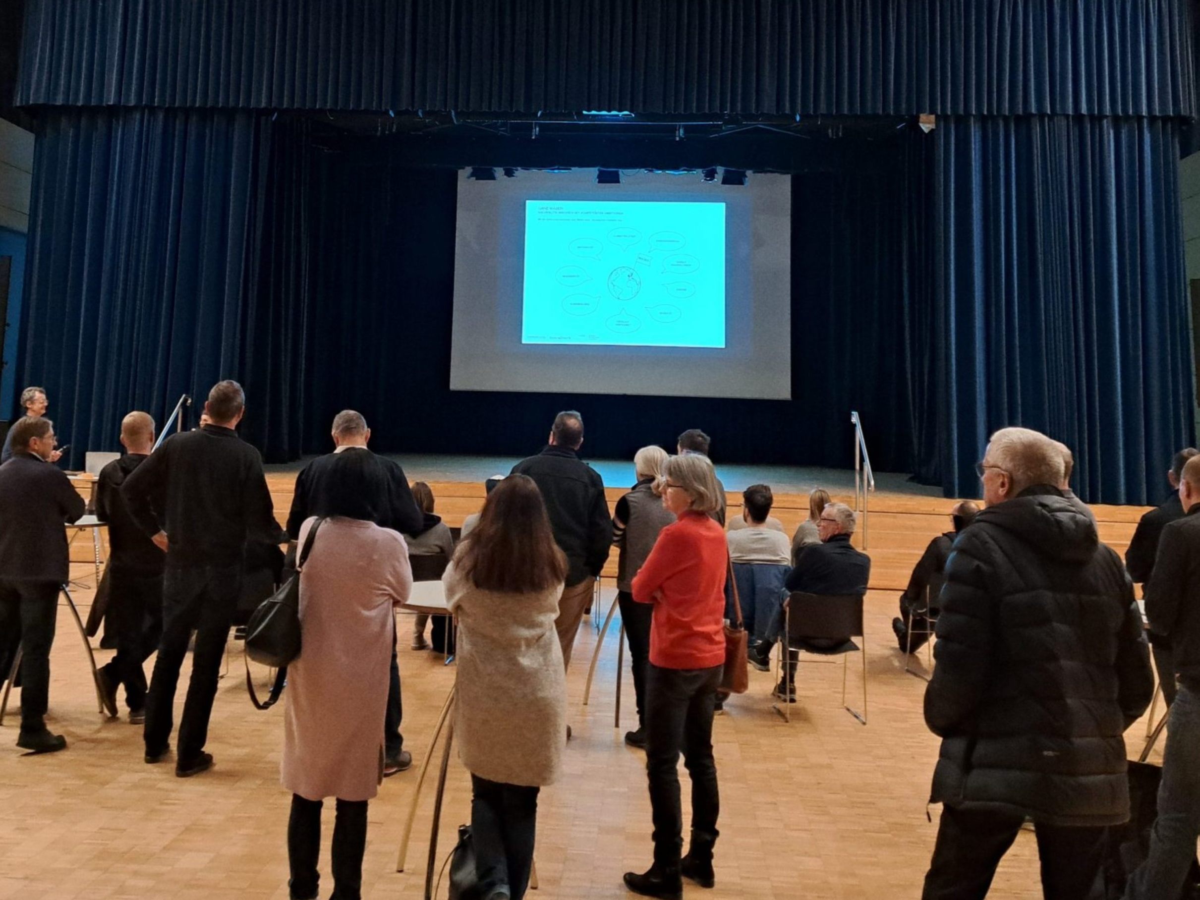 Im J.J.Ender-Saal wurde den Bürgern kürzlich die Abschlusspräsentation der Zentrumsplanung vorgestellt. Im J.J.Ender-Saal wurde den Bürgern kürzlich die Abschlusspräsentation der Zentrumsplanung vorgestellt.