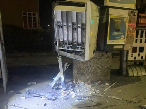 Der mittels Pyrotechnik gesprengte Zigarettenautomat. Der mittels Pyrotechnik gesprengte Zigarettenautomat.