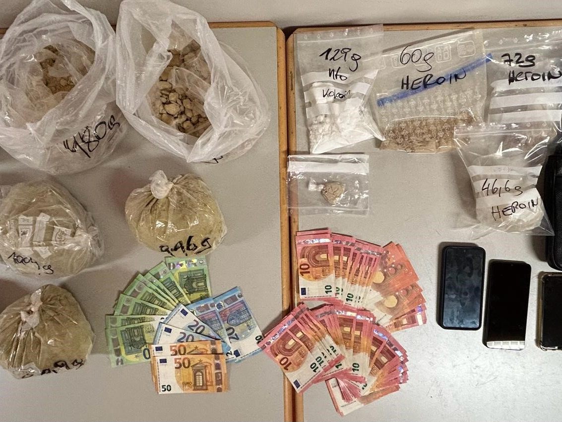 In der Wohnung wurden Suchtmittel und Bargeld sichergestellt.