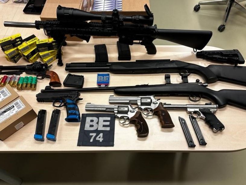 Nachdem ein Wiener einen etwa gleich alten Mann mit einem Messer bedrohte, stellten die Polizisten fest, dass der 61-Jährige ein ganzes Waffenarsenal zuhause hatte.