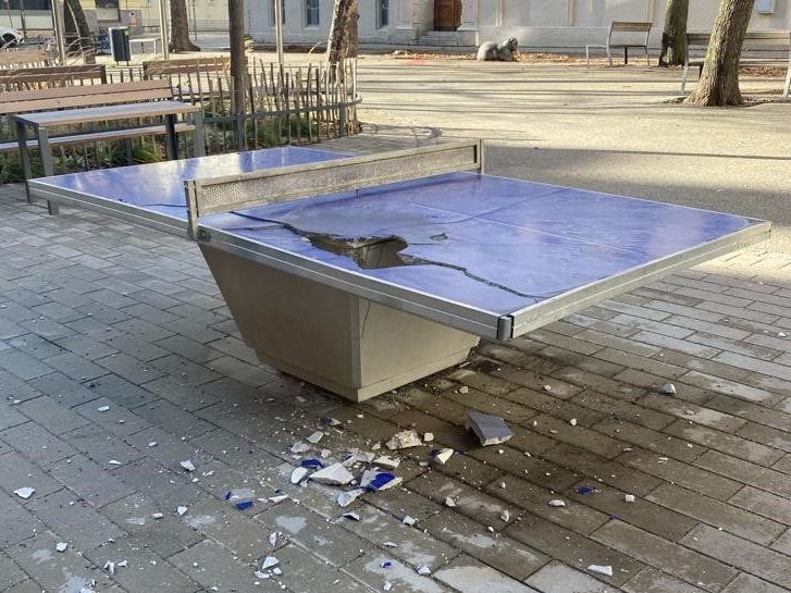 Unbekannte zerstörten in Wien eine Tischtennisplatte mit Böllern.