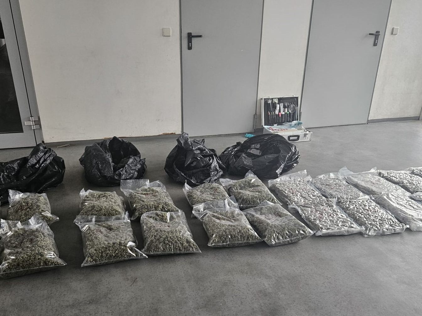 Ein 25-Jähriger wurde mit kiloweise Marihuana erwischt.
