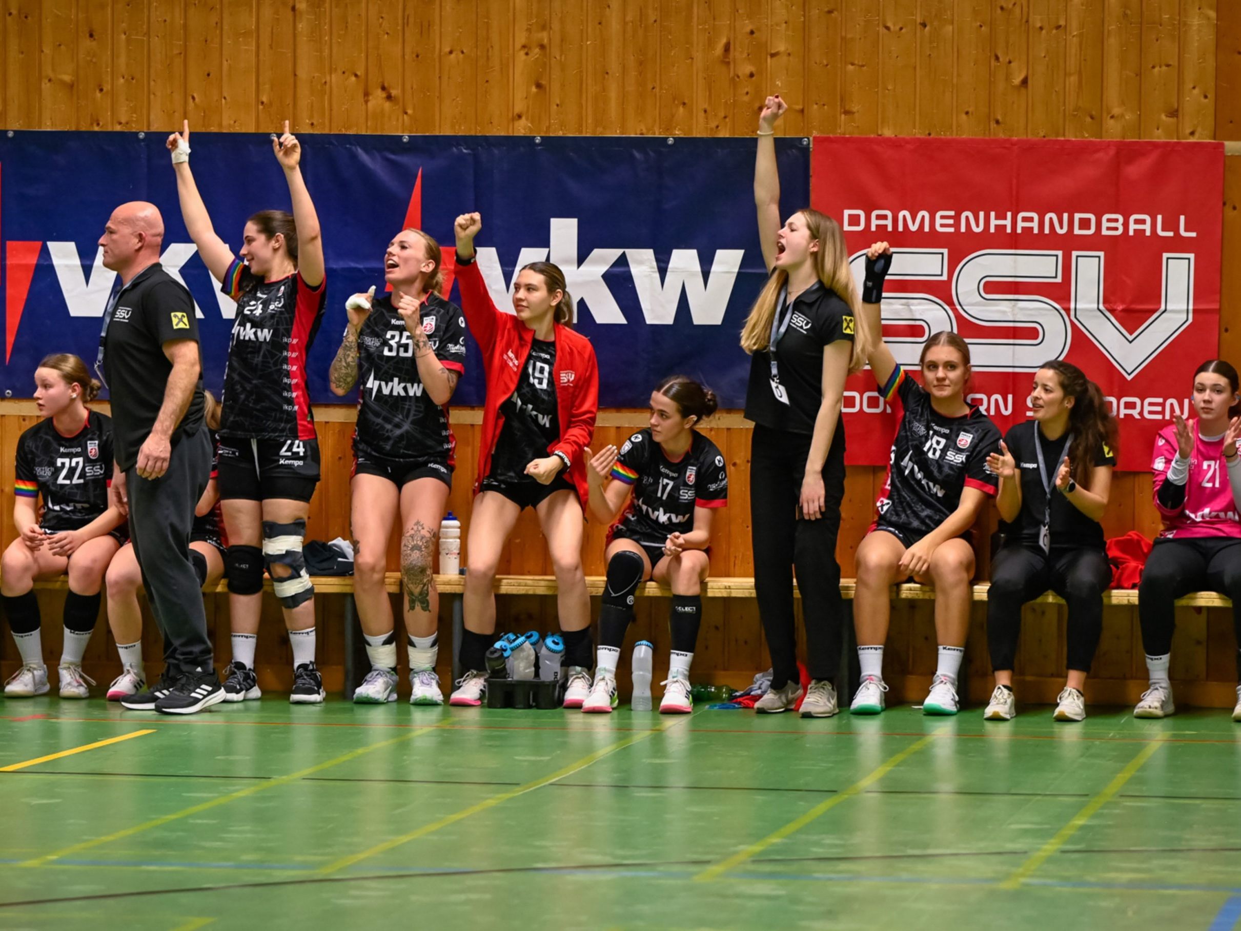 Die SSV-Girls jubelten über den Erfolg gegen Traun. Die SSV-Girls jubelten über den Erfolg gegen Traun.