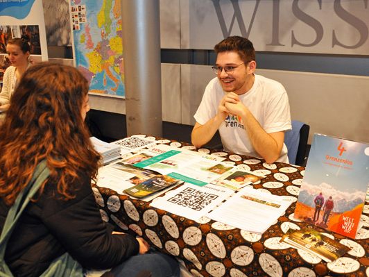 Junge Menschen nutzten die Gelegenheit, sich persönlich über die verschiedenen Möglichkeiten eines Auslandsaufenthalts zu informieren.